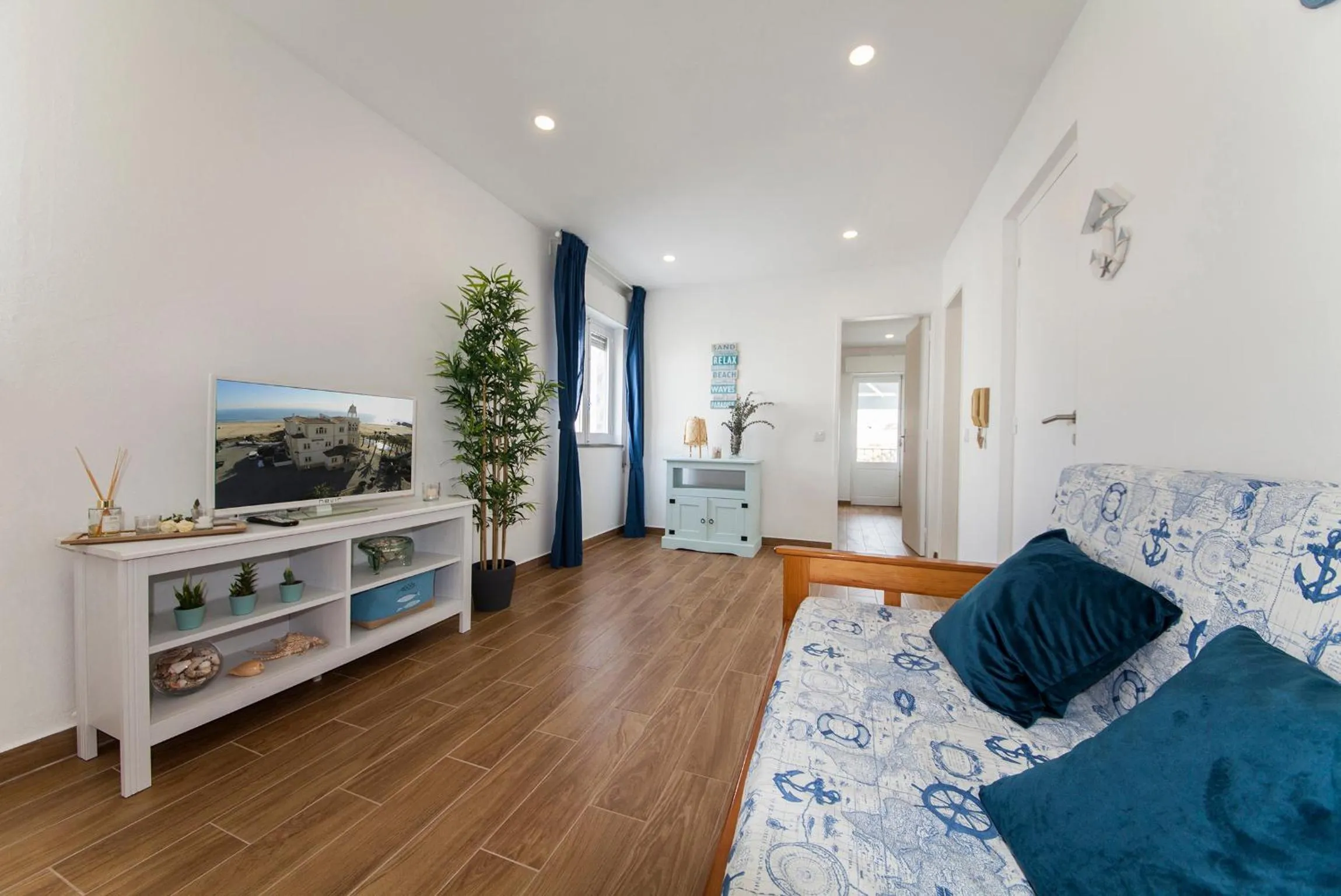 Communal lounge/ TV room in Casa Alferes in Downtown Lagos