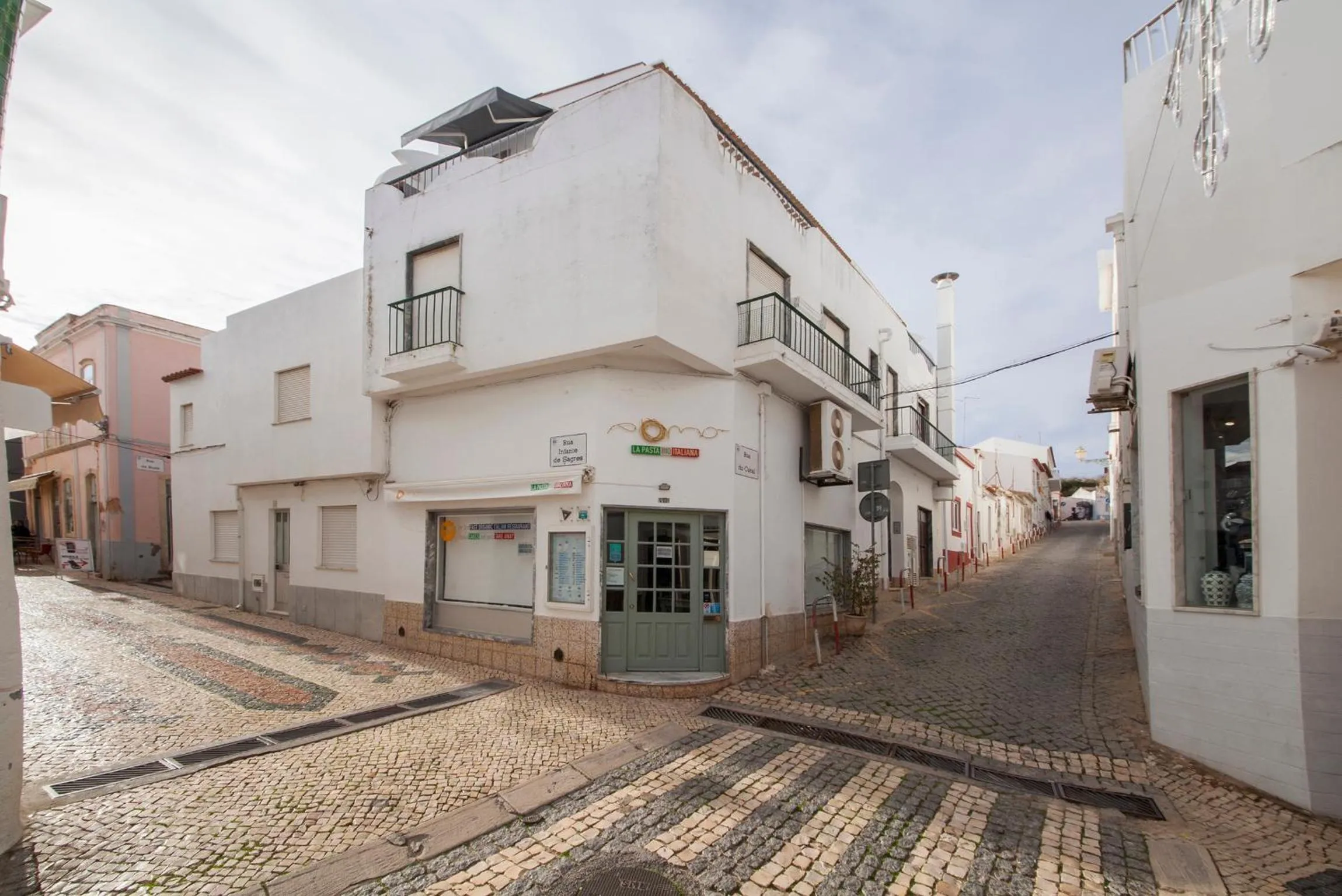 Property building in Casa Alferes in Downtown Lagos