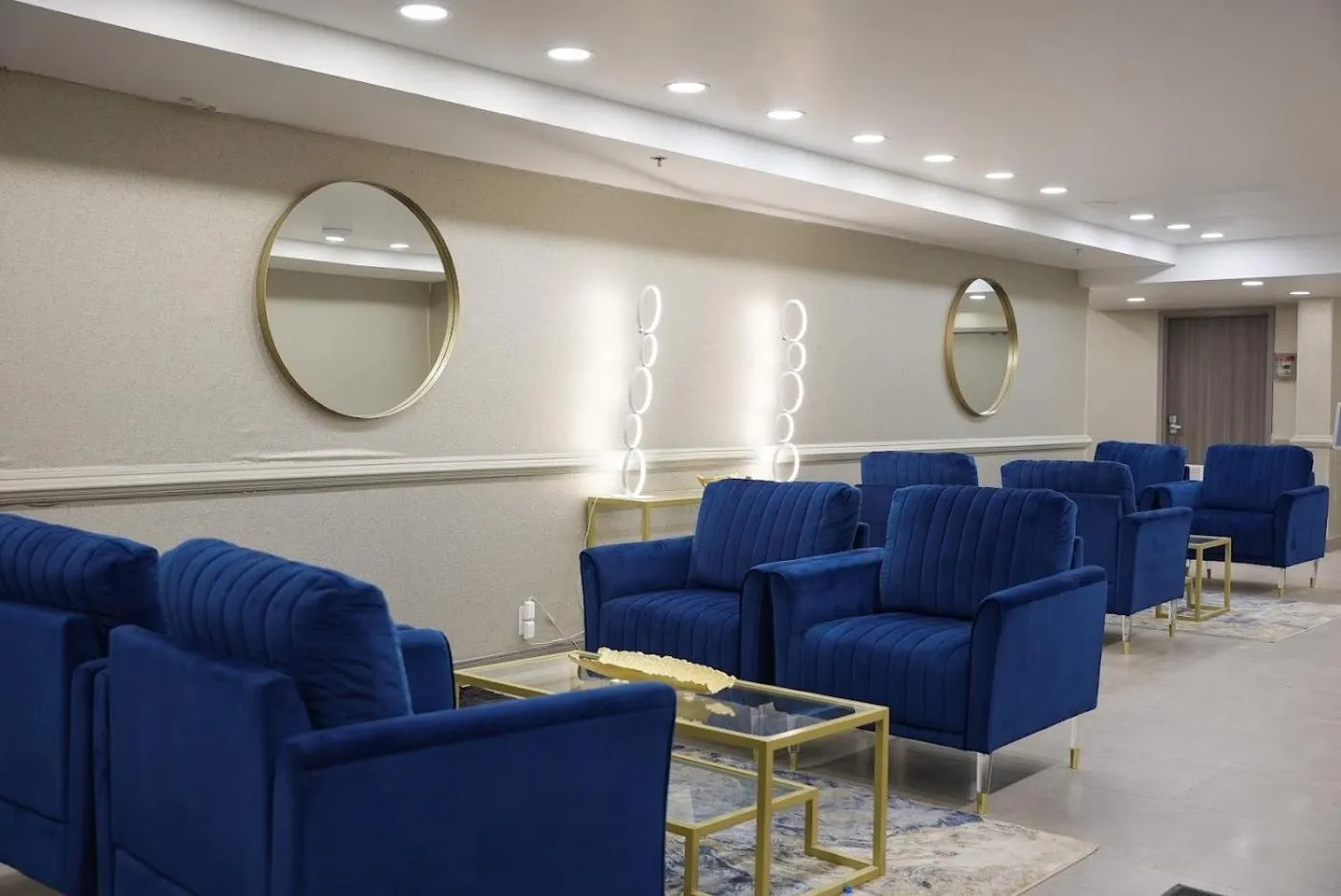 Seating area in Wyndham DFW Airport