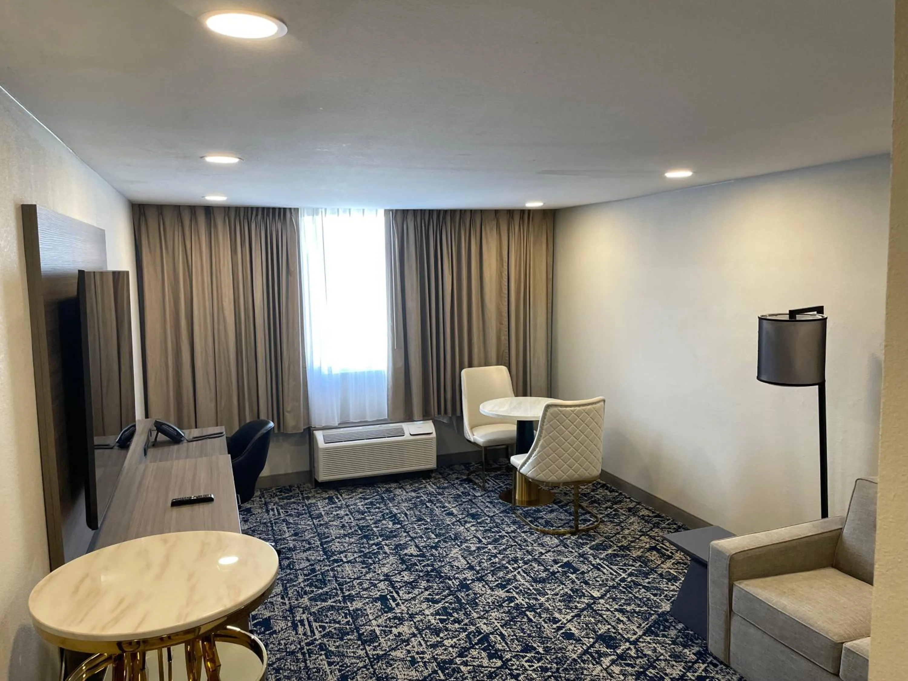 Living room in Wyndham DFW Airport