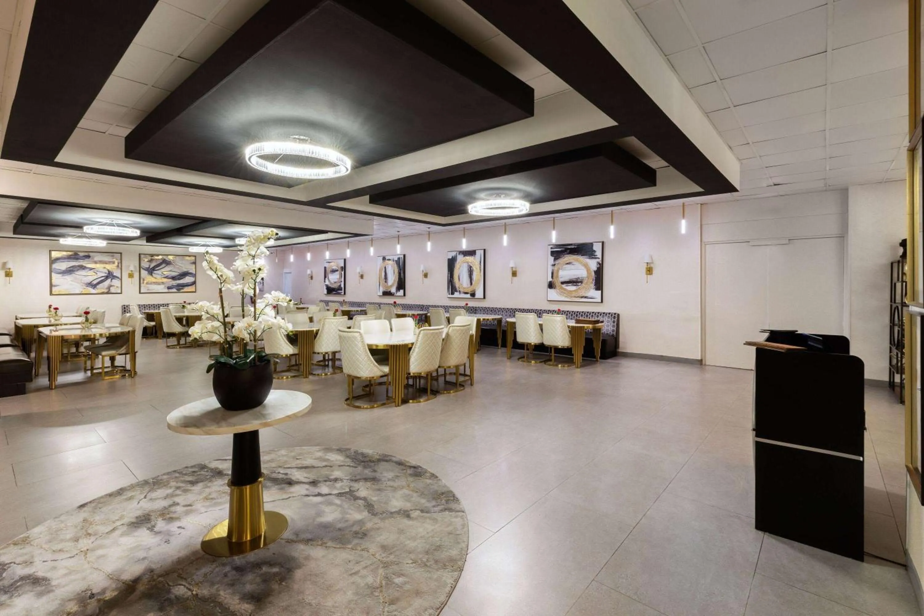 Restaurant/places to eat in Wyndham DFW Airport