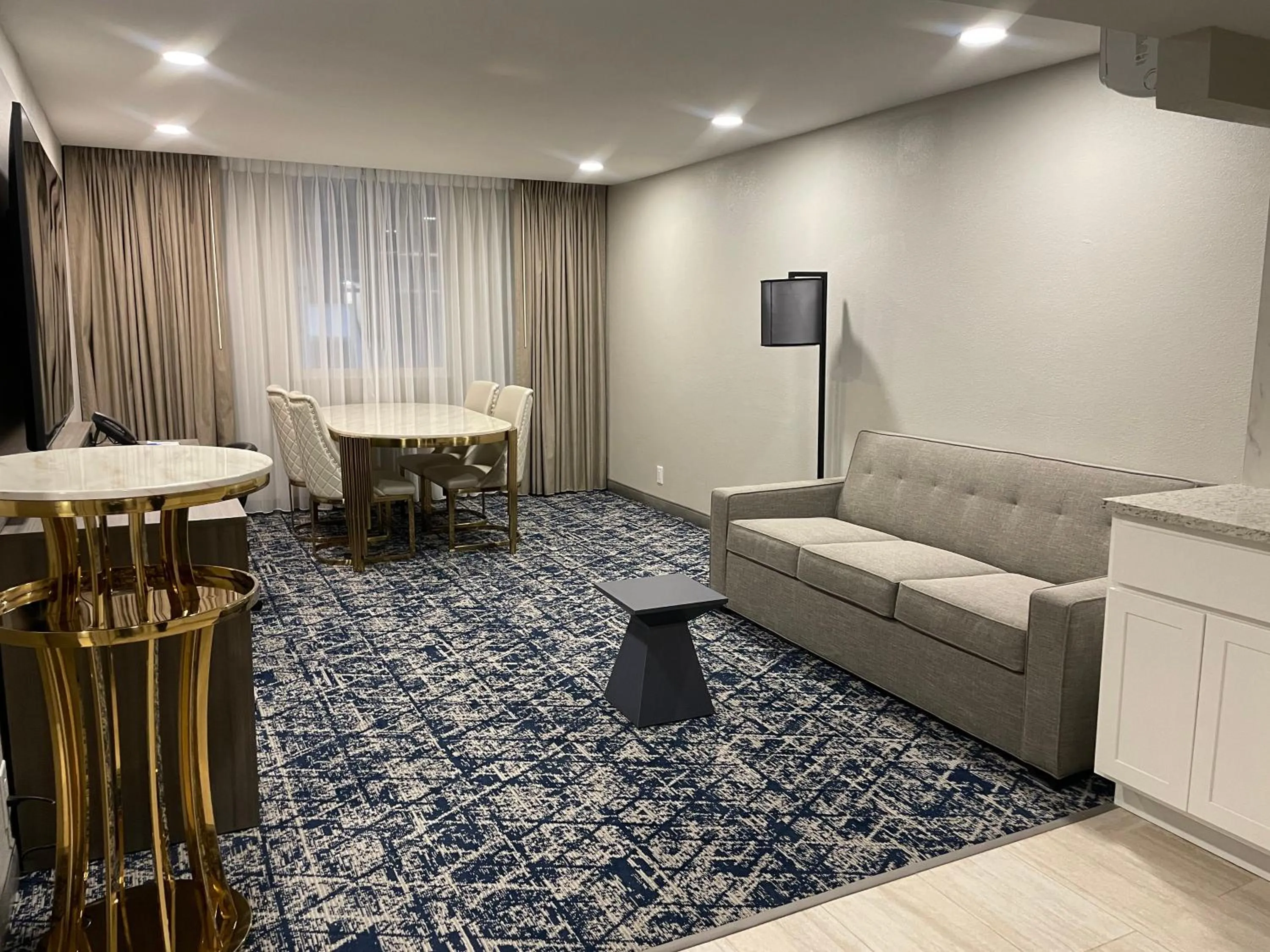 Living room in Wyndham DFW Airport