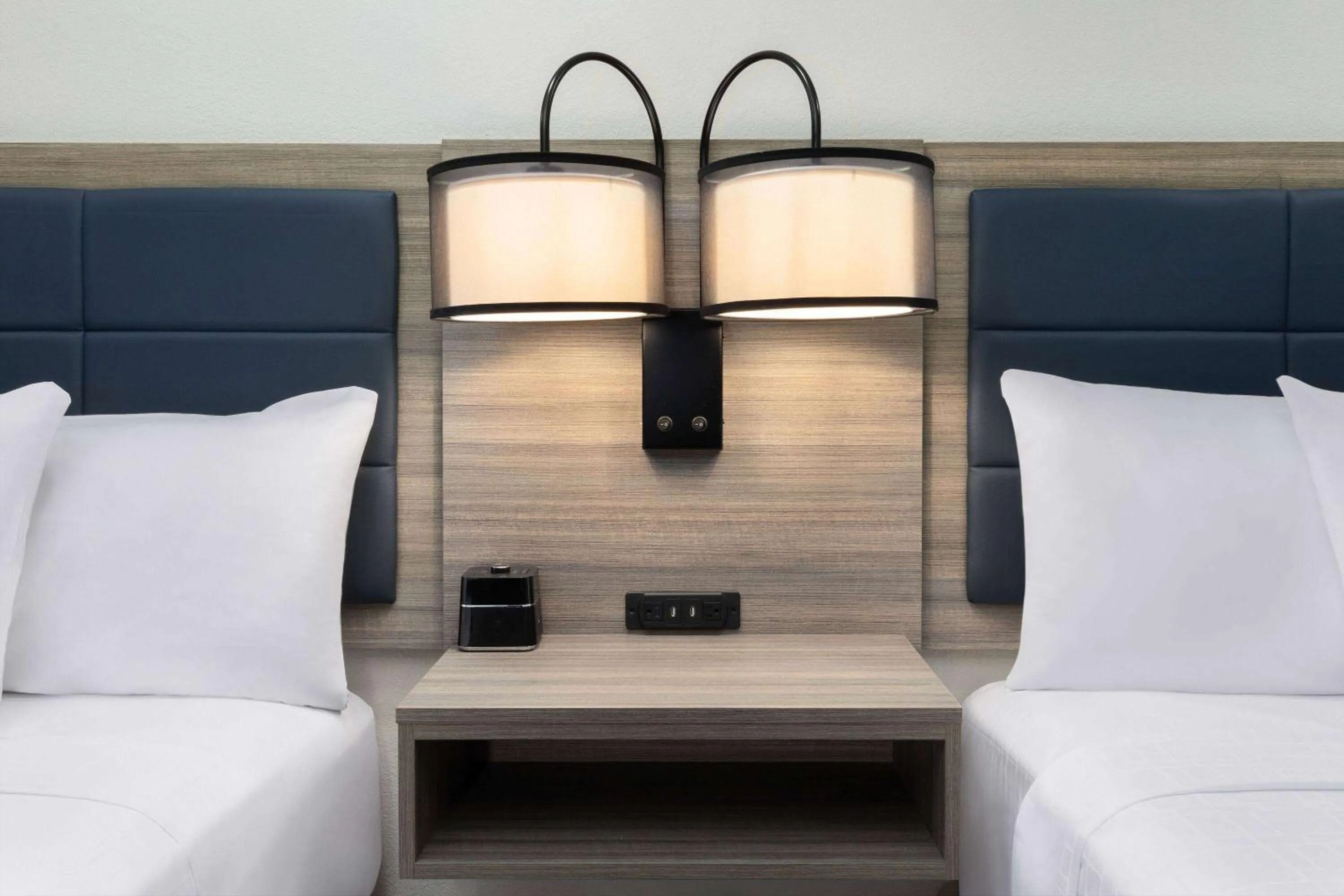 Photo of the whole room, Bed in Wyndham DFW Airport