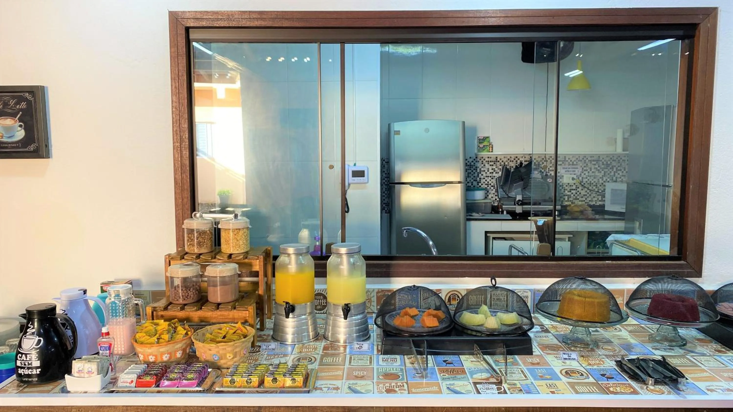 Buffet breakfast in Suíte Lázaro