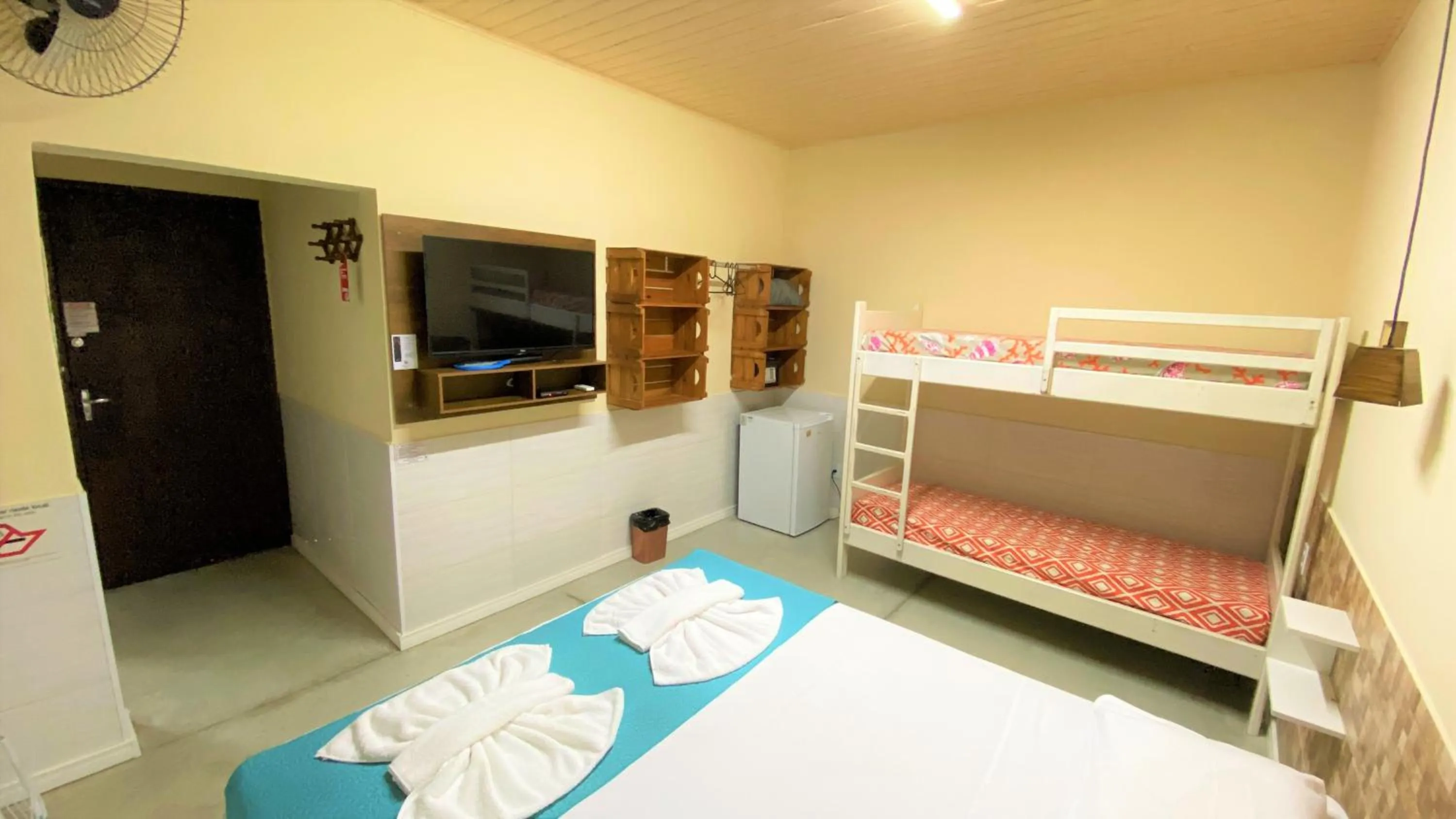 Photo of the whole room, Bed in Suíte Lázaro