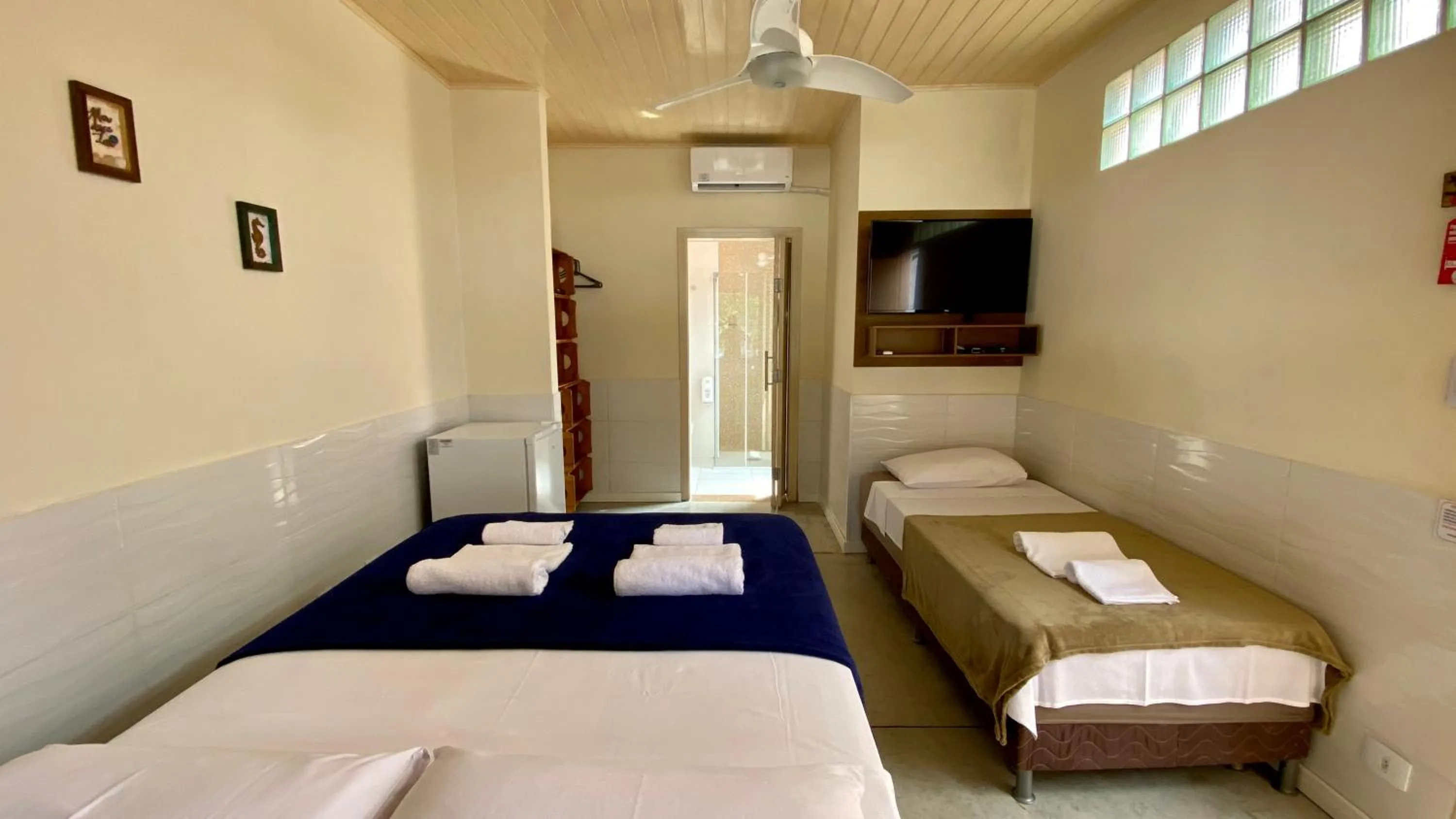 Photo of the whole room, Bed in Suíte Lázaro