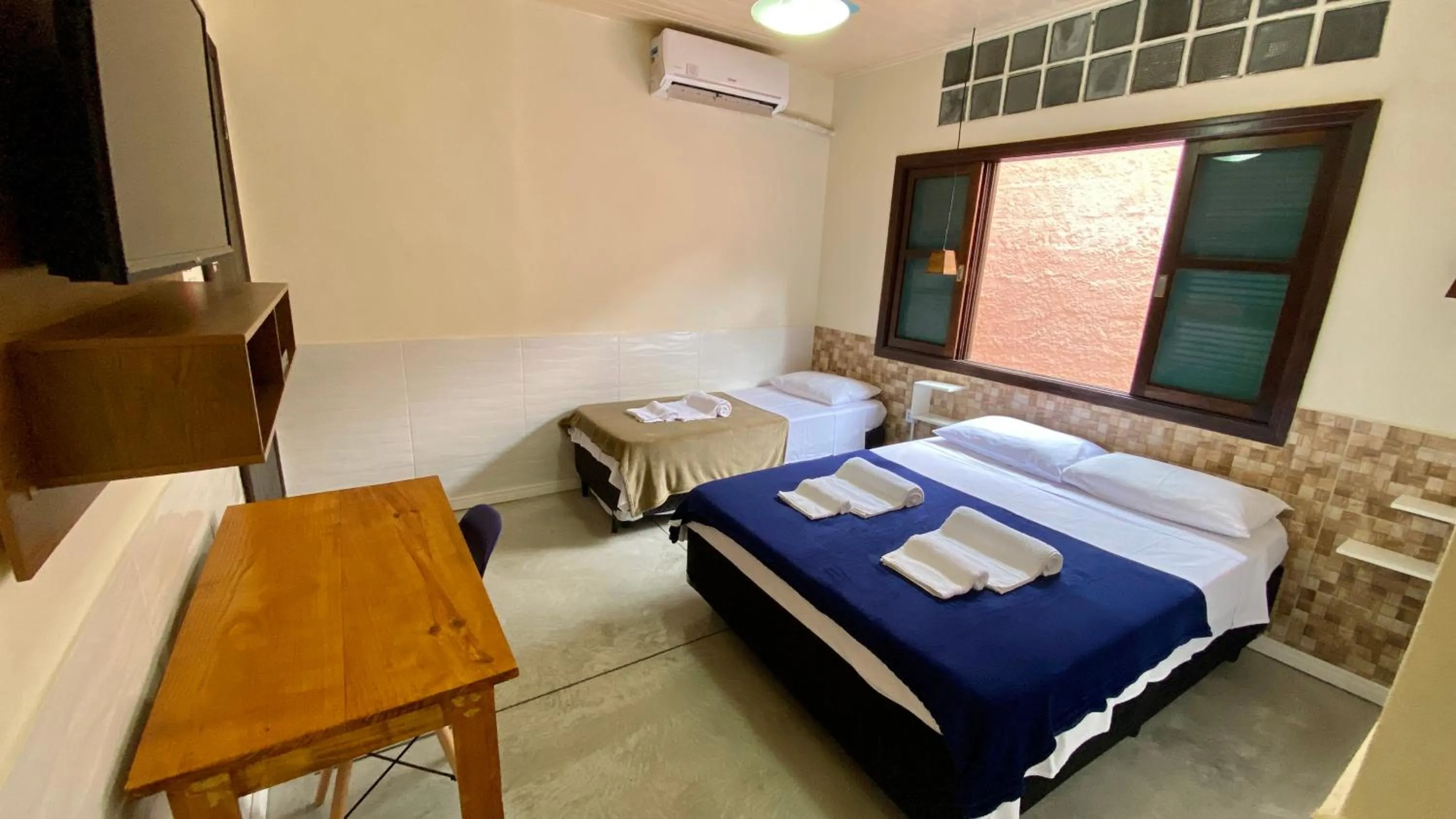 Photo of the whole room, Bed in Suíte Lázaro