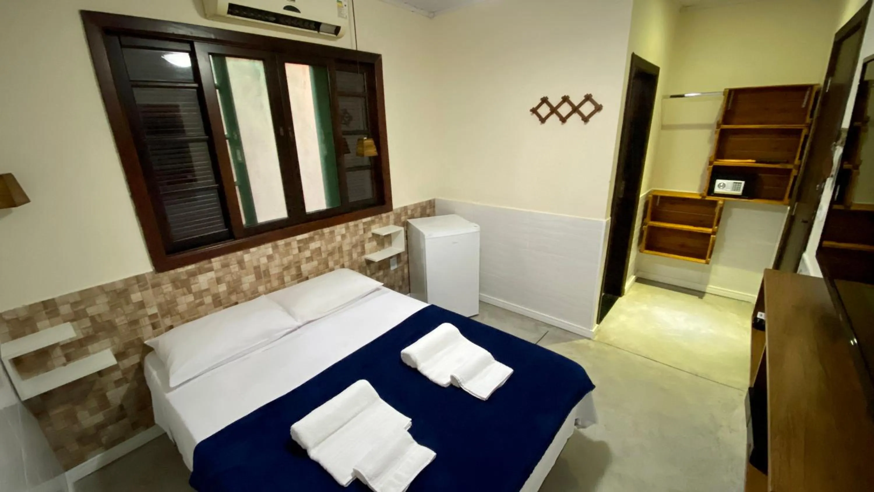 Photo of the whole room, Bed in Suíte Lázaro