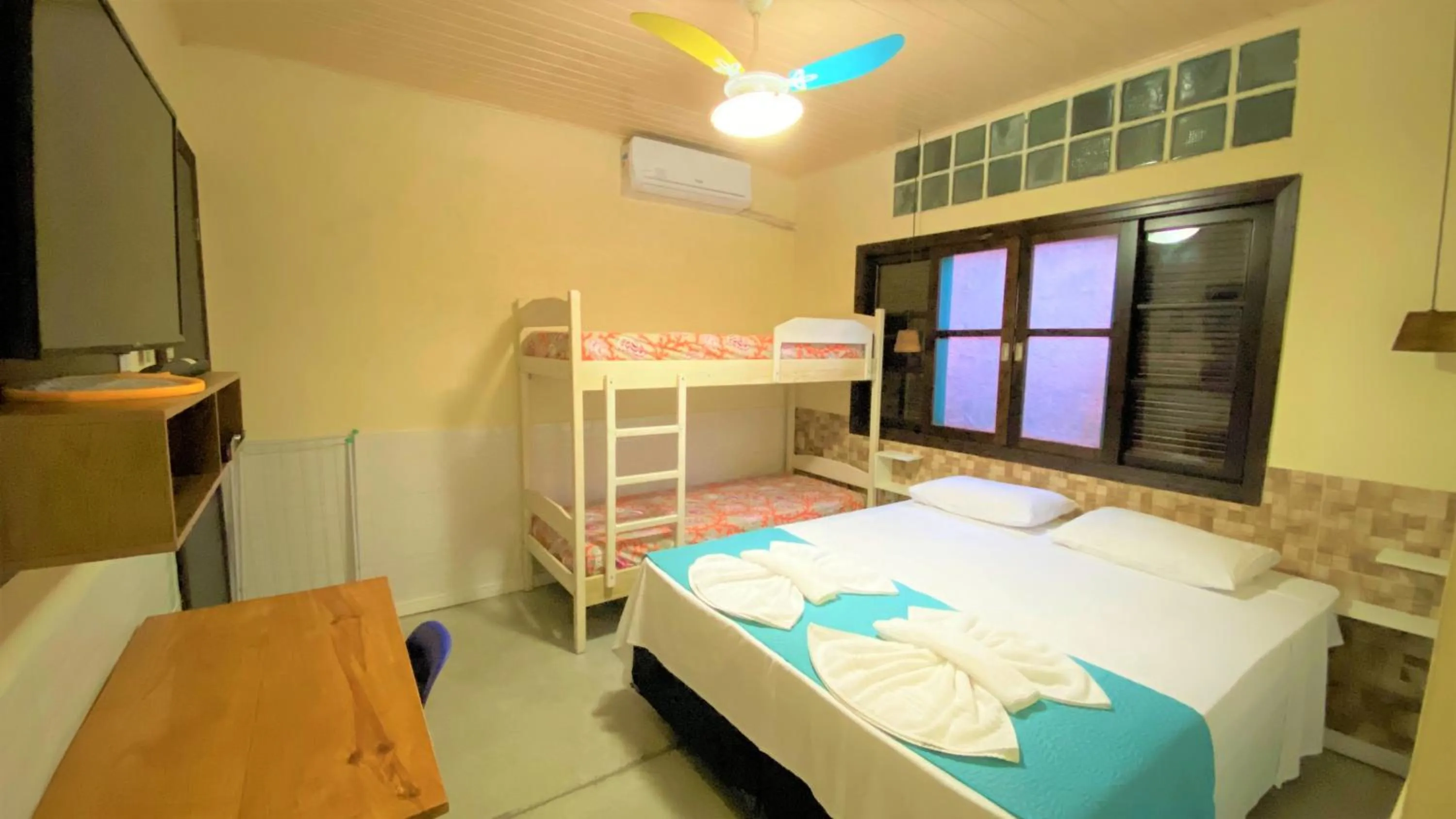 Photo of the whole room, Bed in Suíte Lázaro