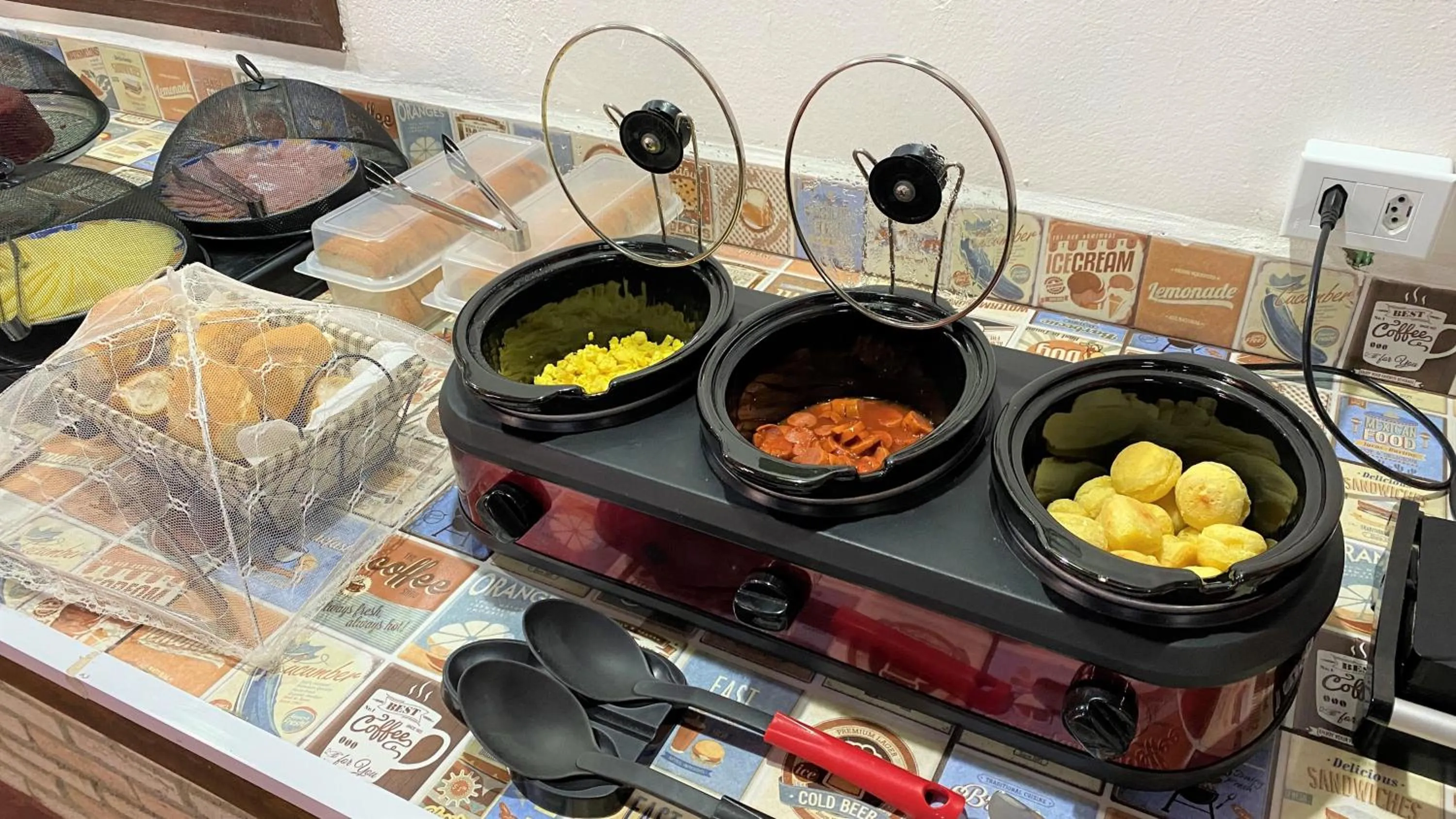 Buffet breakfast in Suíte Lázaro