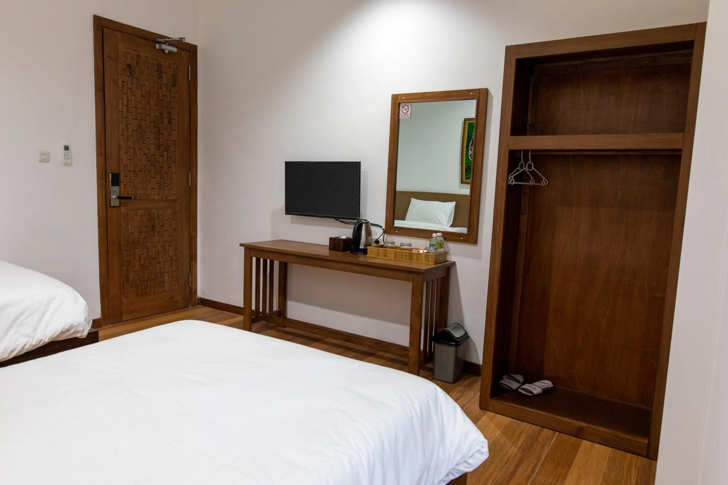 Communal lounge/ TV room, Bed in Baratha Hotel & Resto