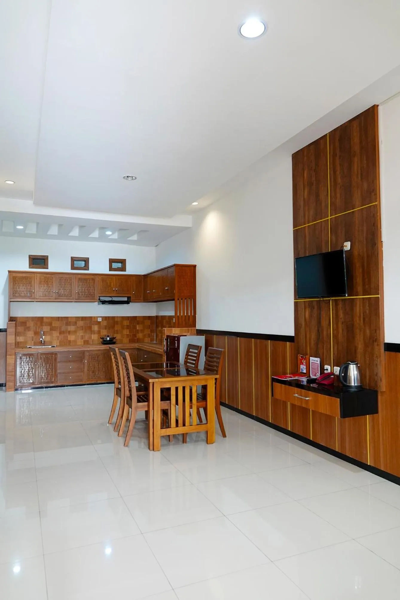 Communal lounge/ TV room in Baratha Hotel & Resto