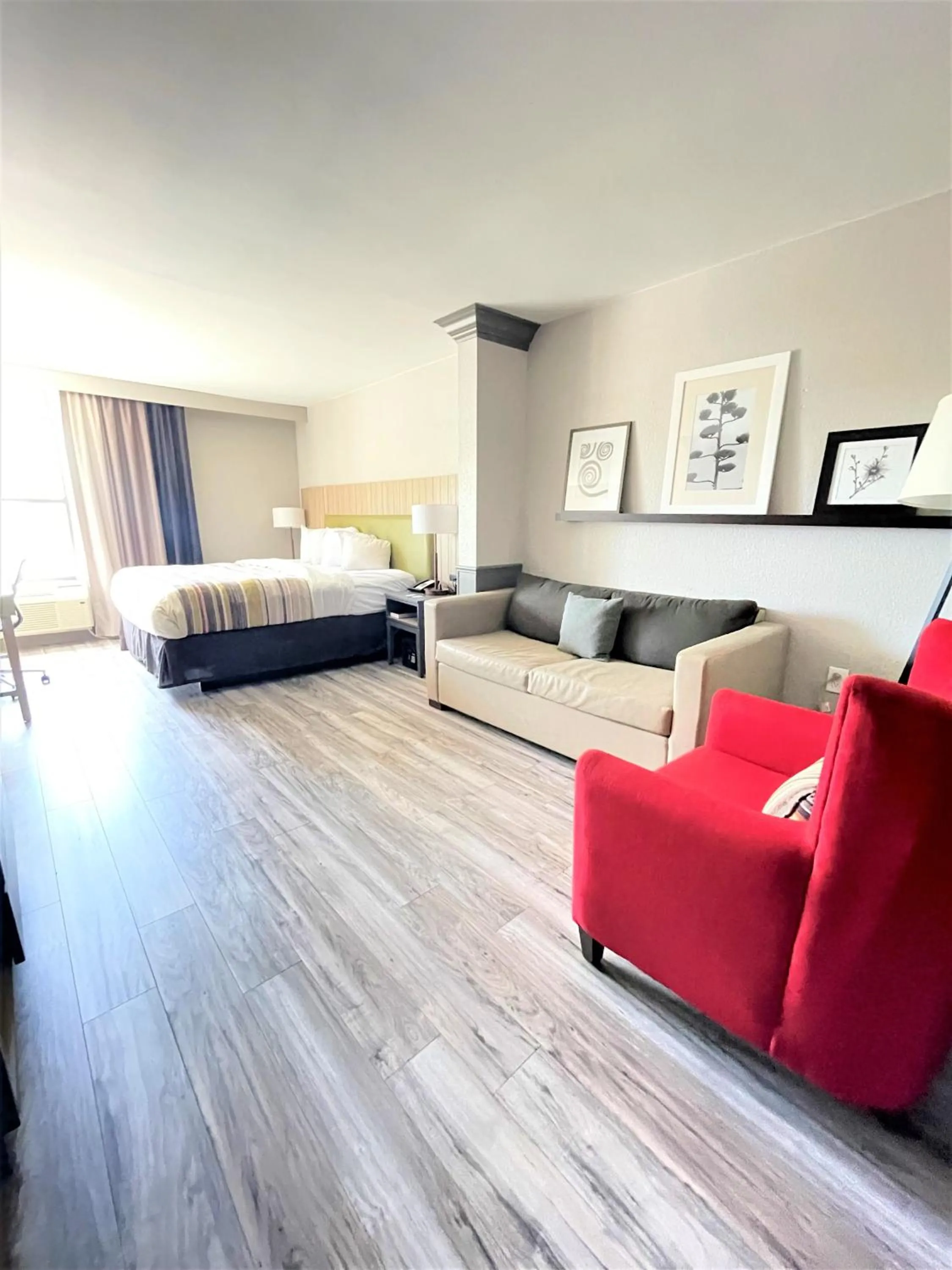 Bed in Country Inn & Suites by Radisson, Greenville, NC