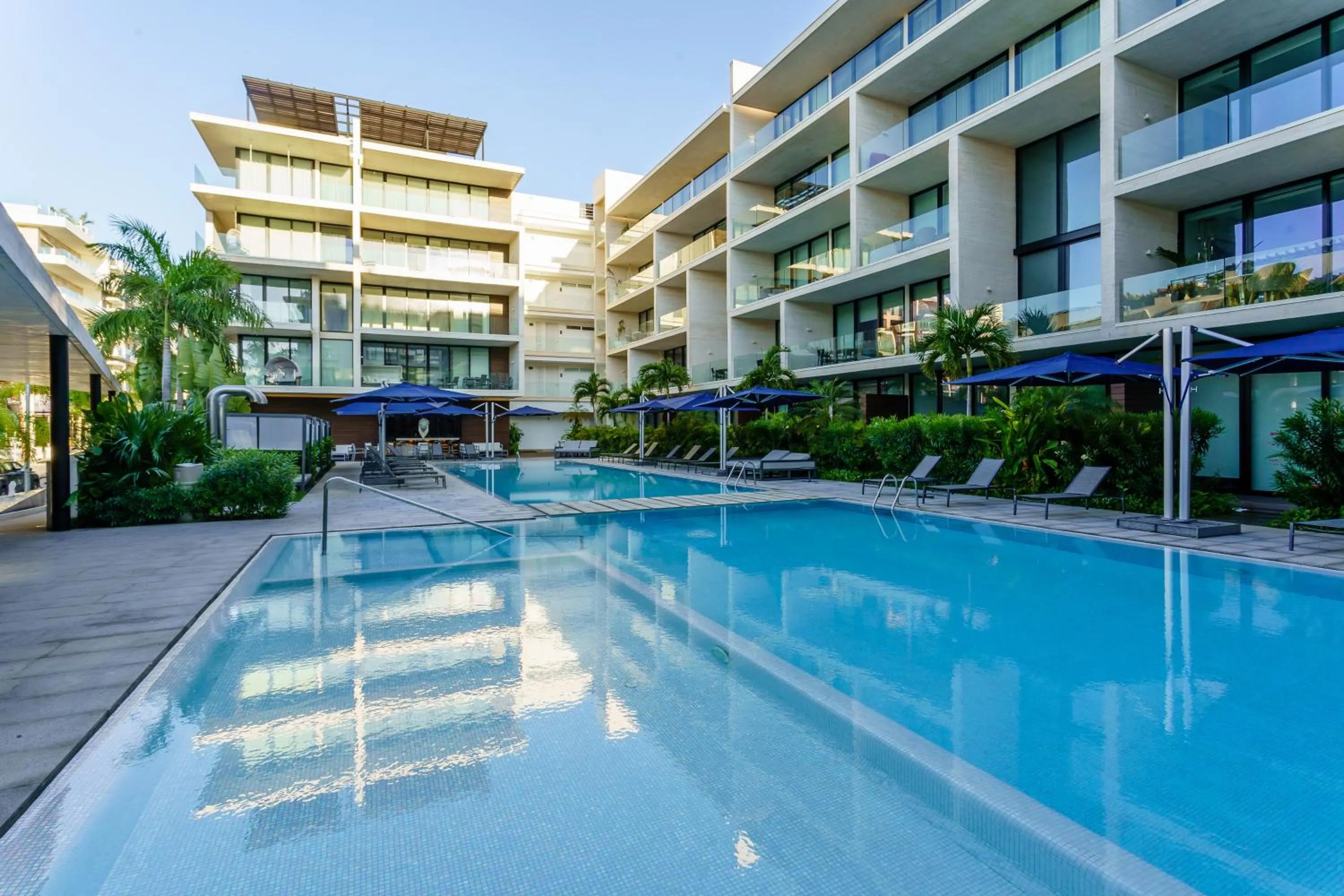 Swimming pool in Oceana by ABNA