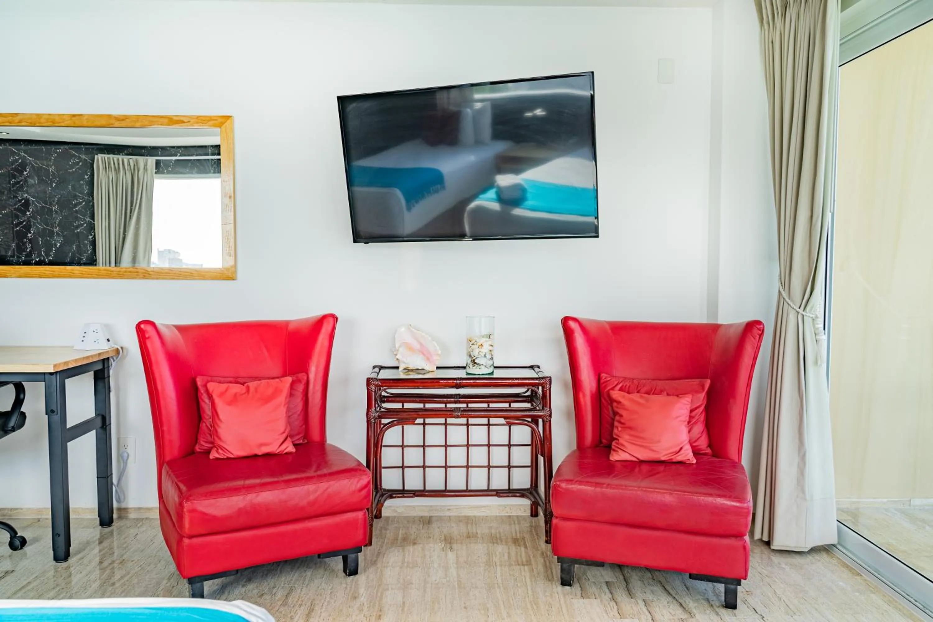 TV and multimedia in Paradise Beachfront & Nightlife Heart