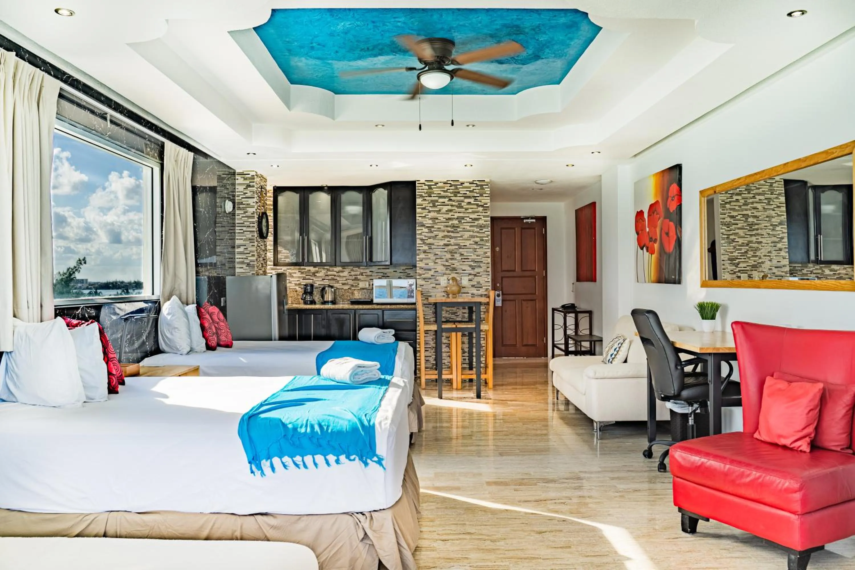 Bed in Paradise Beachfront & Nightlife Heart