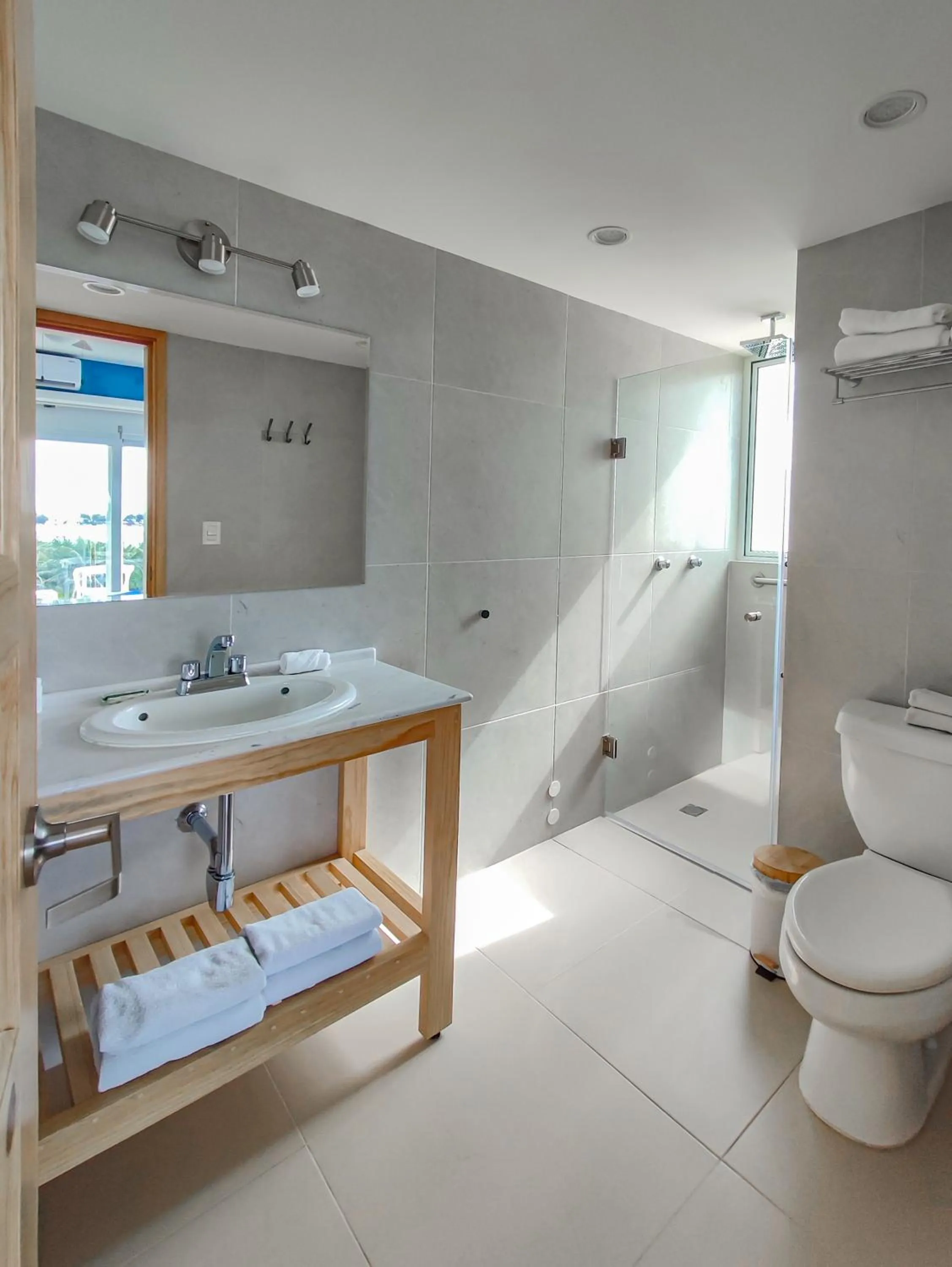 Shower in Paradise Beachfront & Nightlife Heart