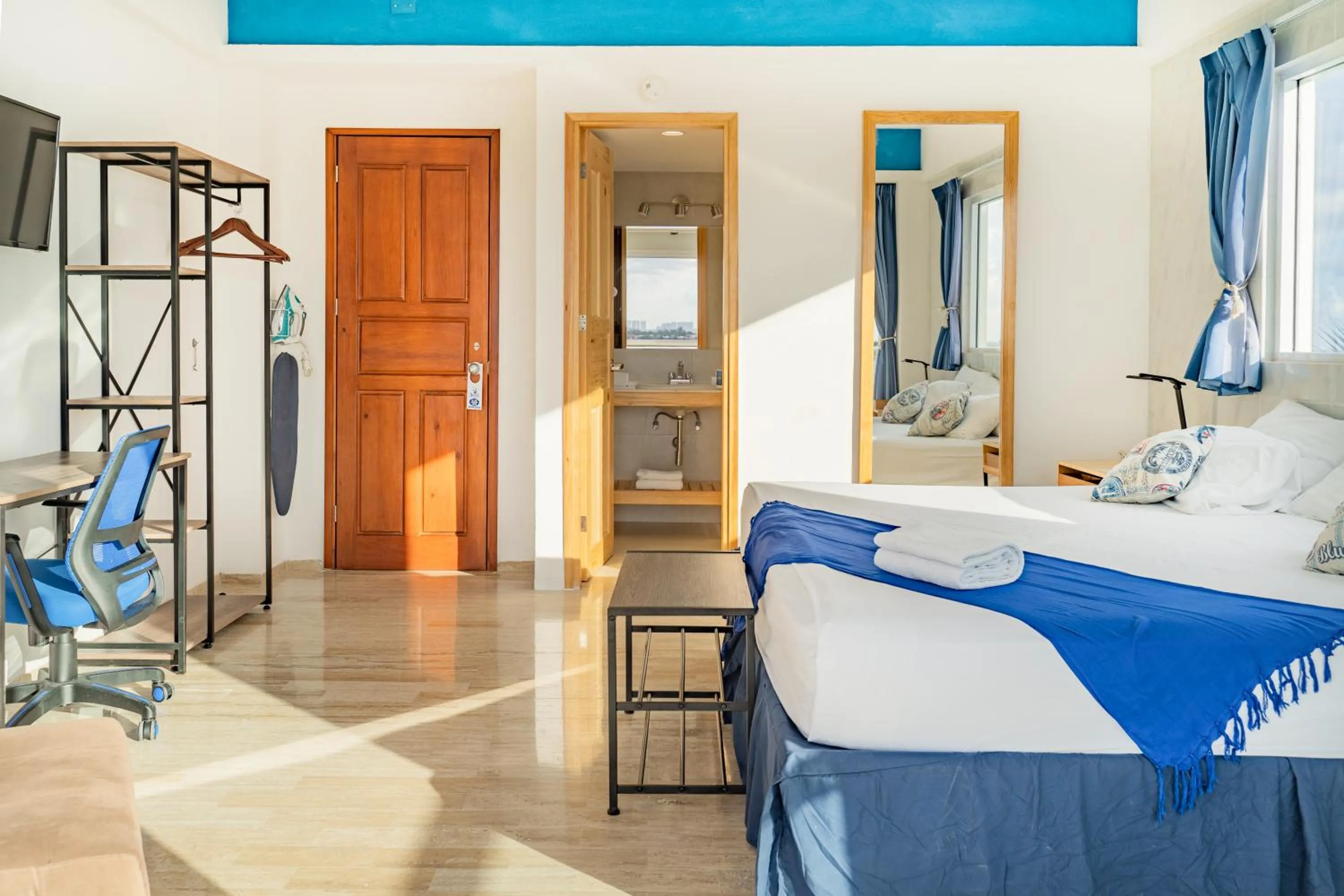 Bed in Paradise Beachfront & Nightlife Heart