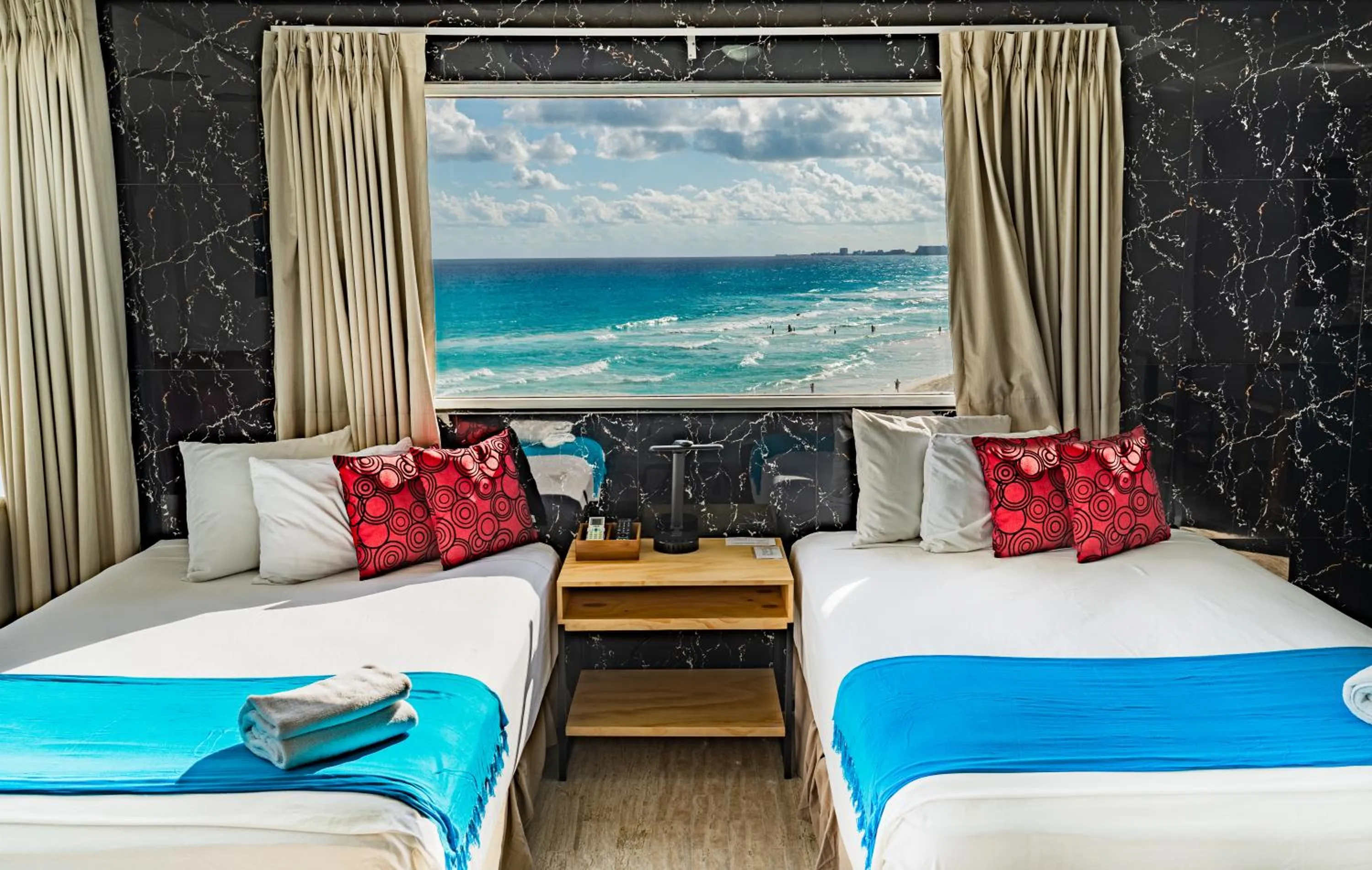 Bed in Paradise Beachfront & Nightlife Heart