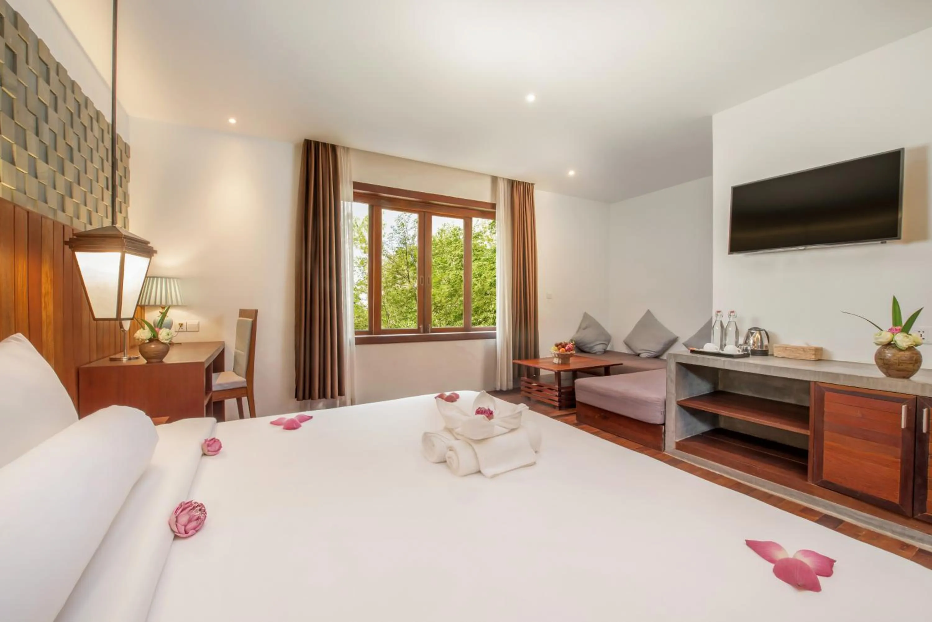 Seating area, Bed in Siemreap Vasinh Residence