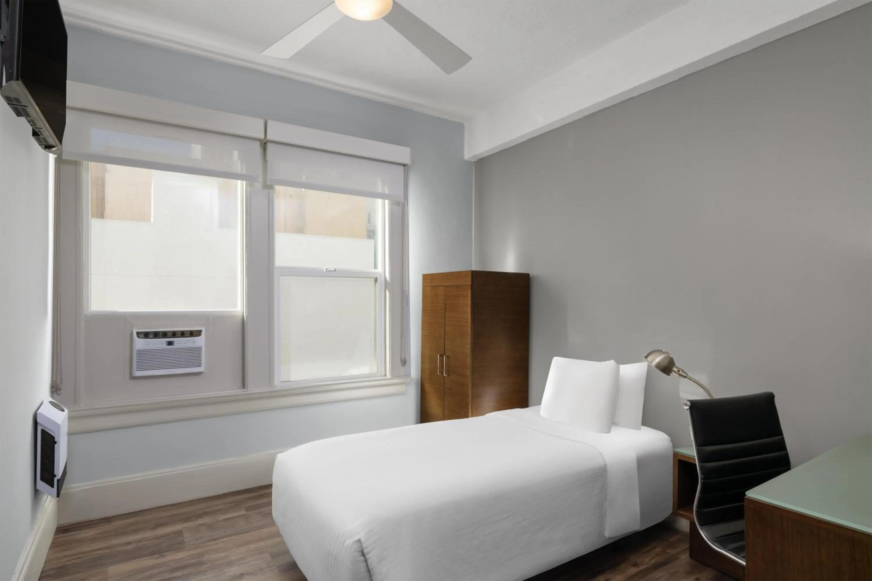 Bedroom, Bed in Cartwright Hotel Union Square - BW Premier Collection