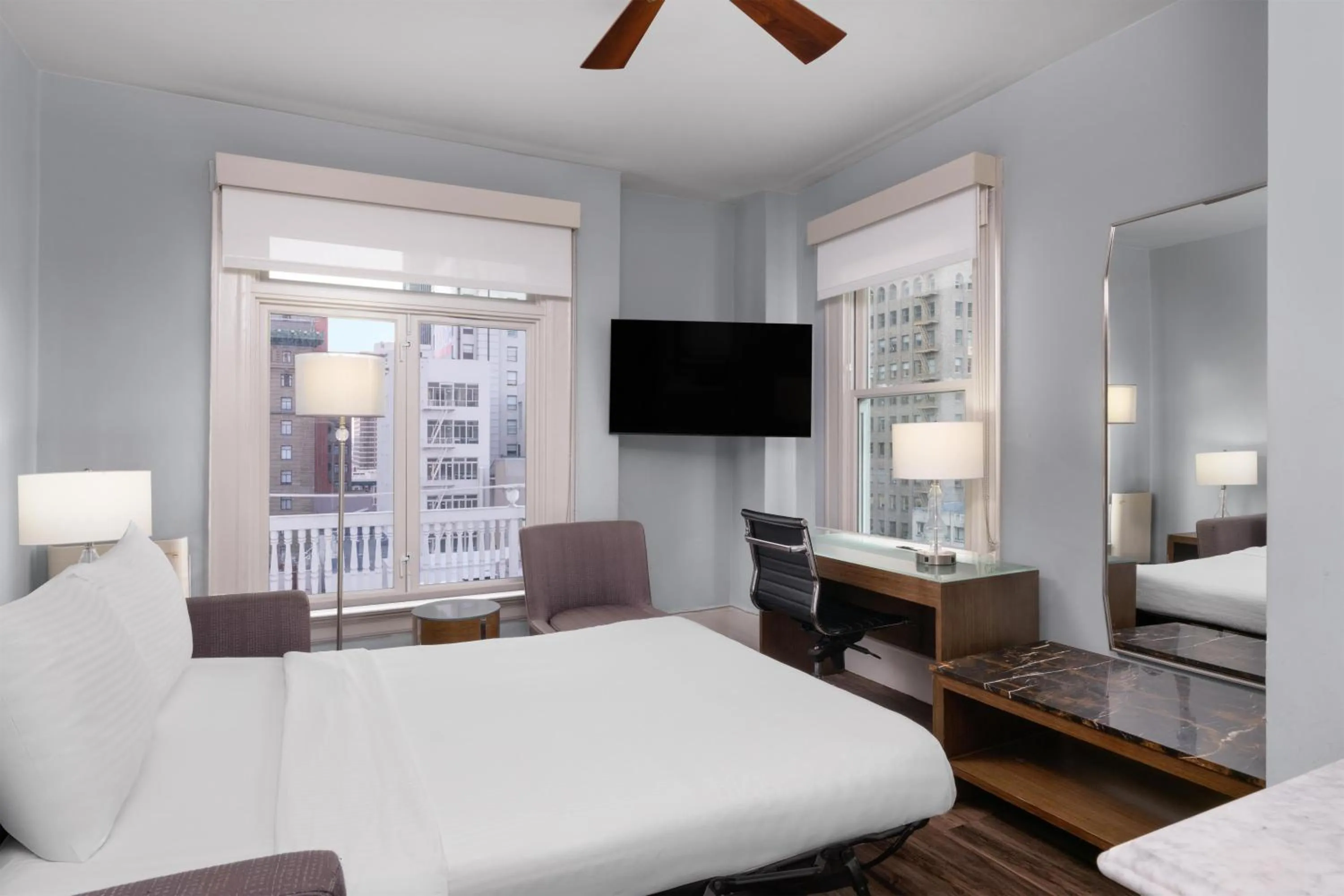 Bedroom, Bed in Cartwright Hotel Union Square - BW Premier Collection