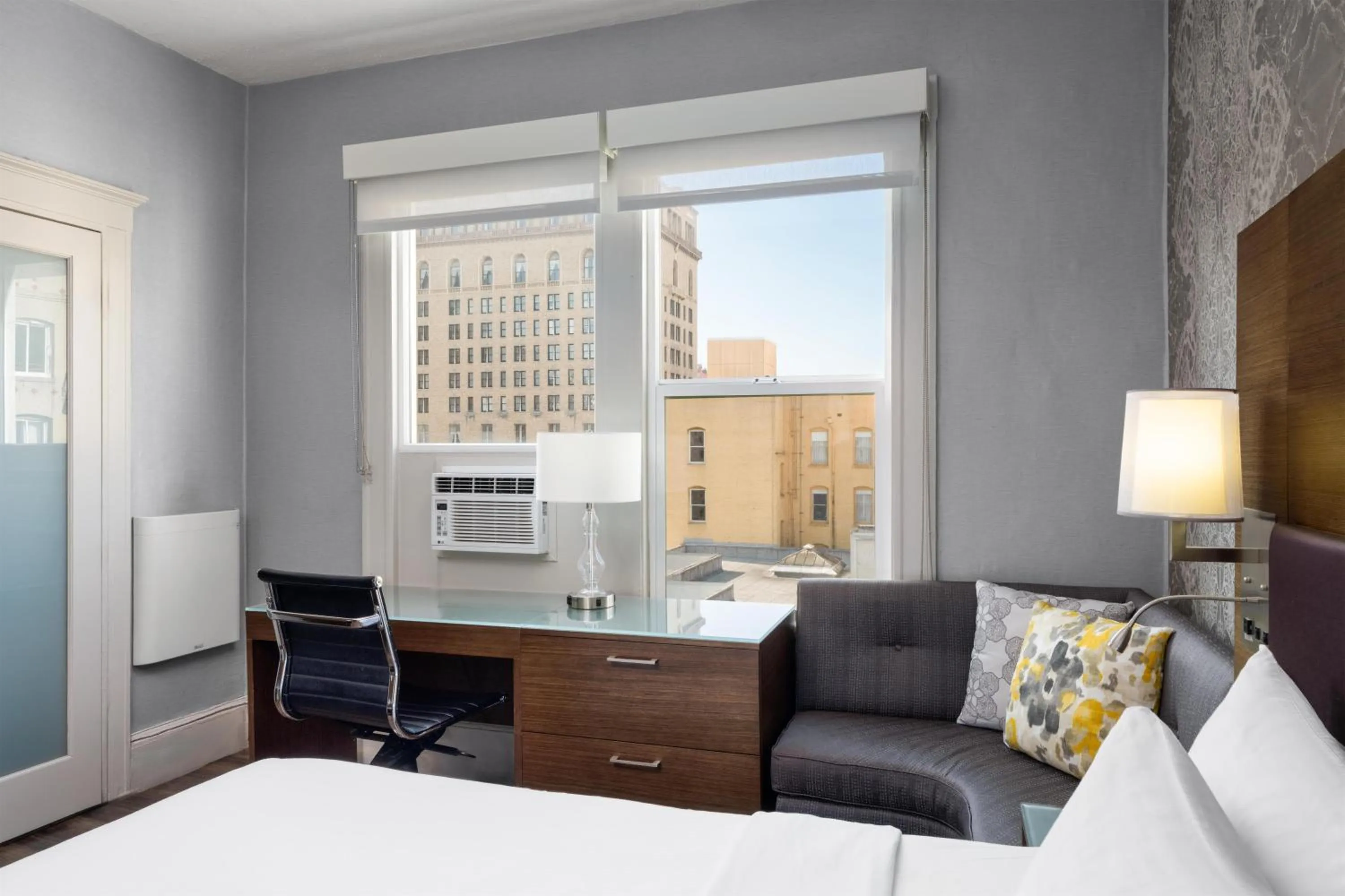 Bedroom, Bed in Cartwright Hotel Union Square - BW Premier Collection