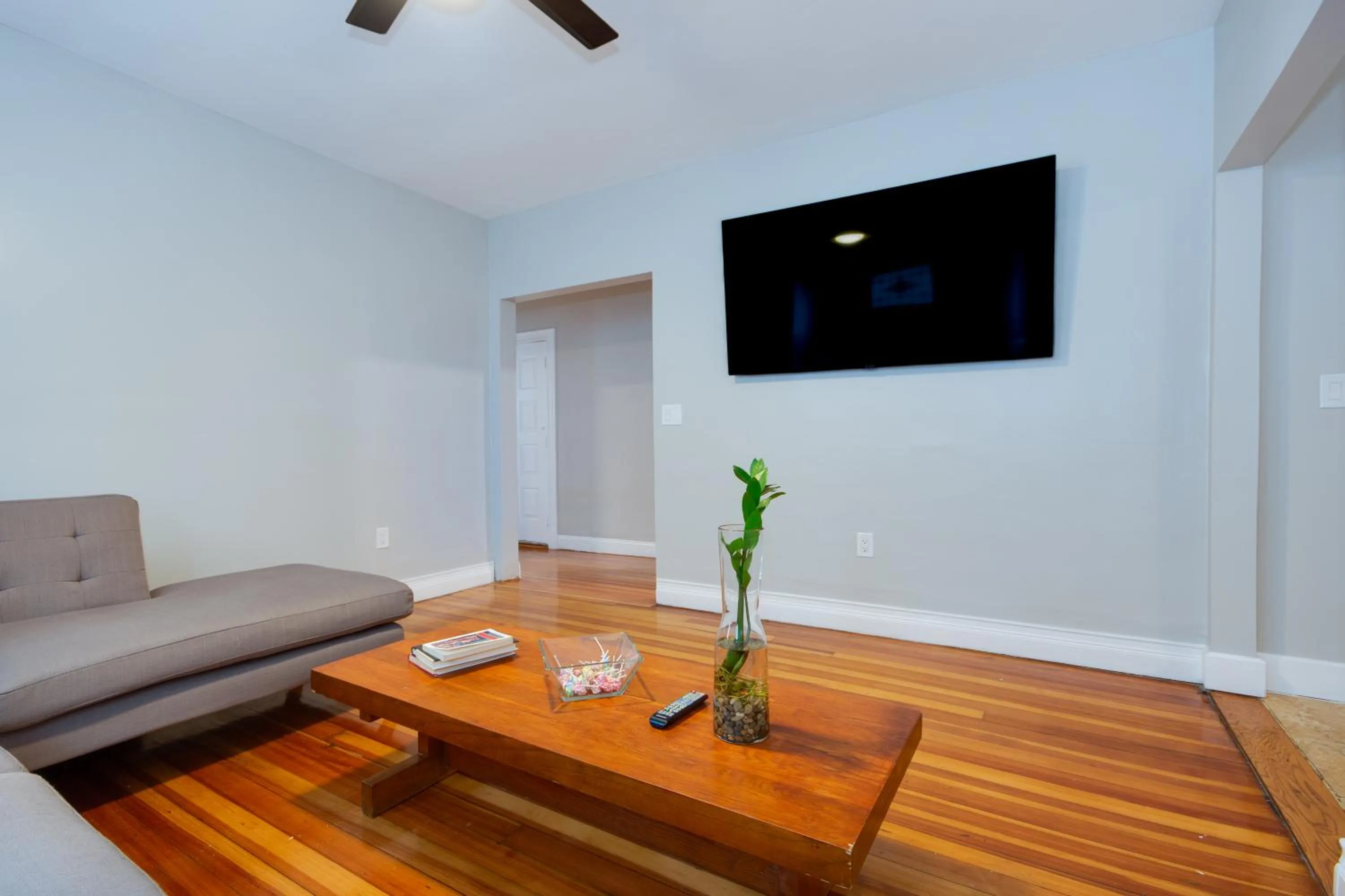 Communal lounge/ TV room in Boston Queen Bedroom