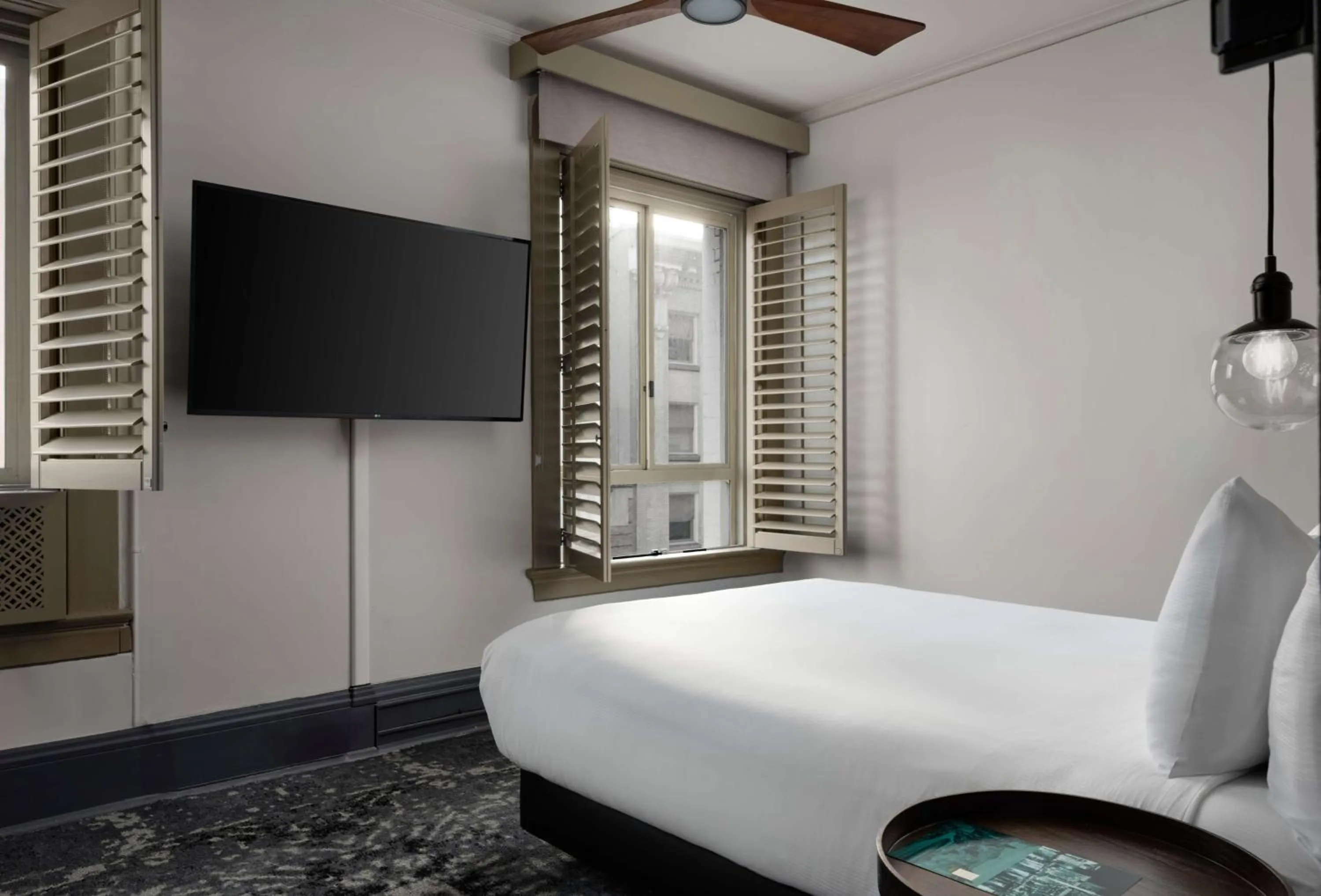 TV and multimedia, Bed in The Barnes San Francisco, Tapestry Collection by Hilton