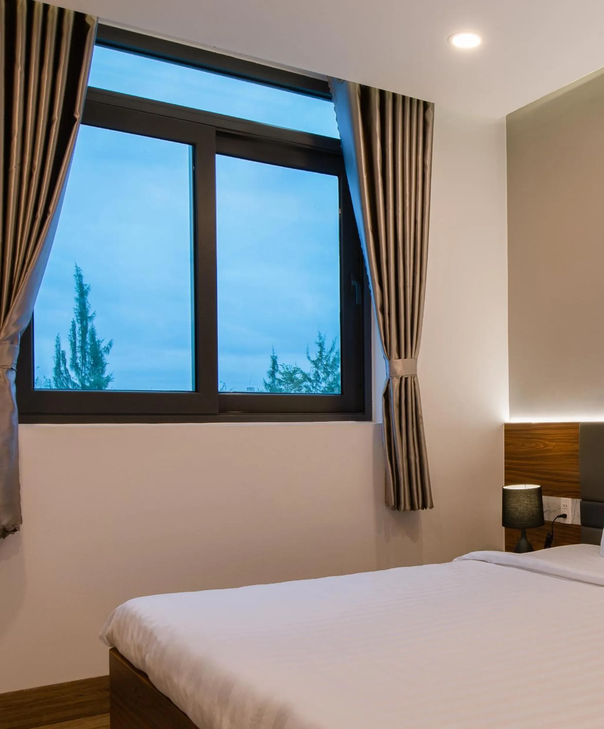 Bed in West Lake Hotel - Near Bai Dai Beach