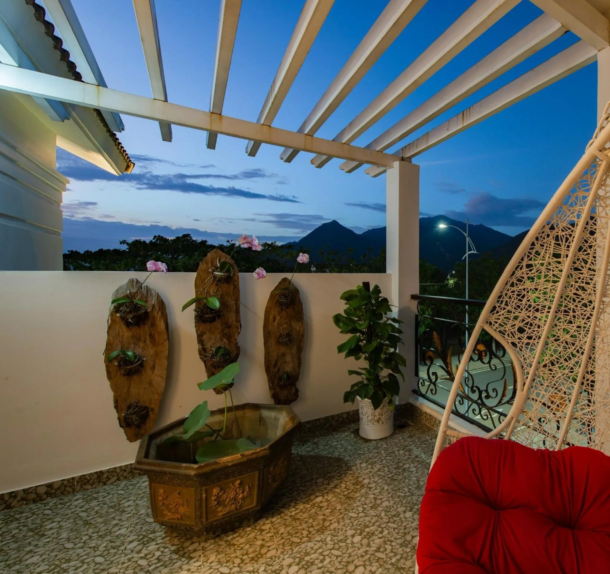 Night in West Lake Hotel - Near Bai Dai Beach