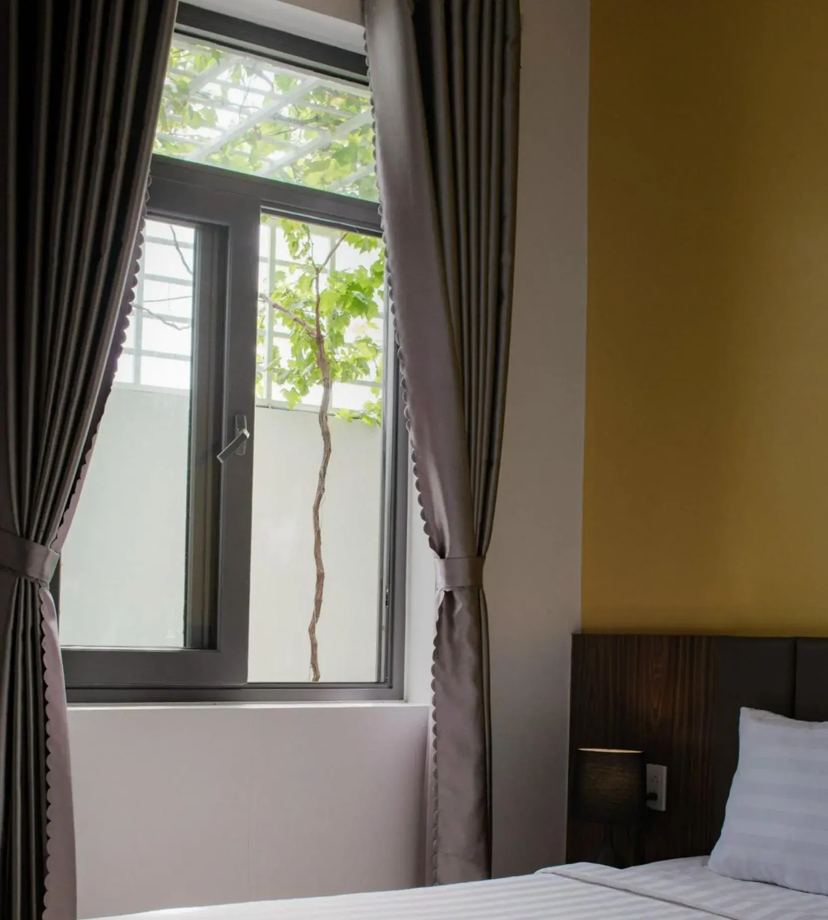 Deluxe Queen Room in West Lake Hotel - Near Bai Dai Beach Deluxe Queen Room in West Lake Hotel - Near Bai Dai Beach