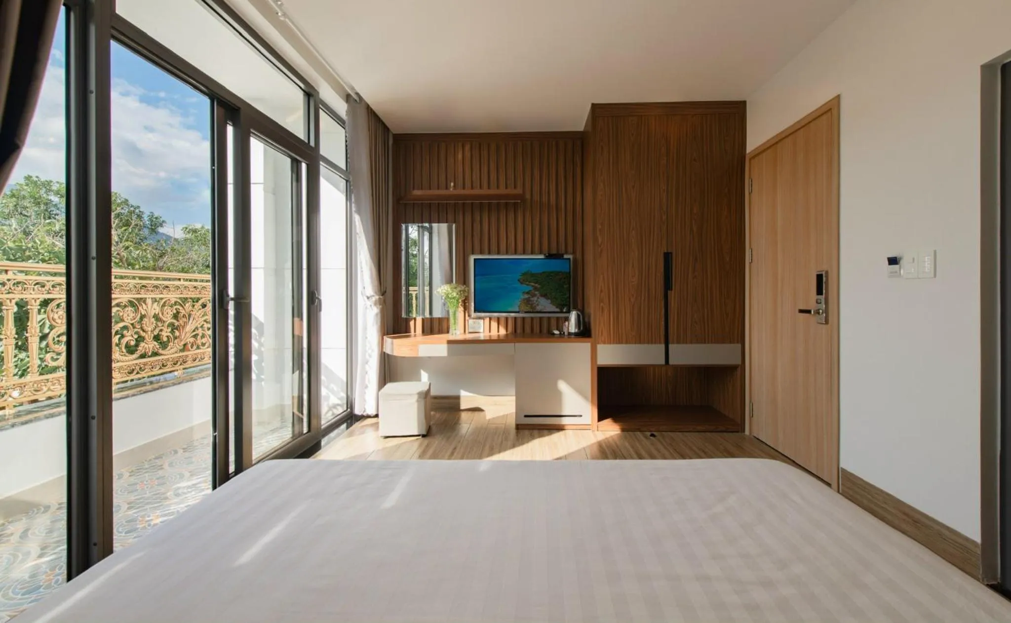 Bedroom, Bed in West Lake Hotel - Near Bai Dai Beach