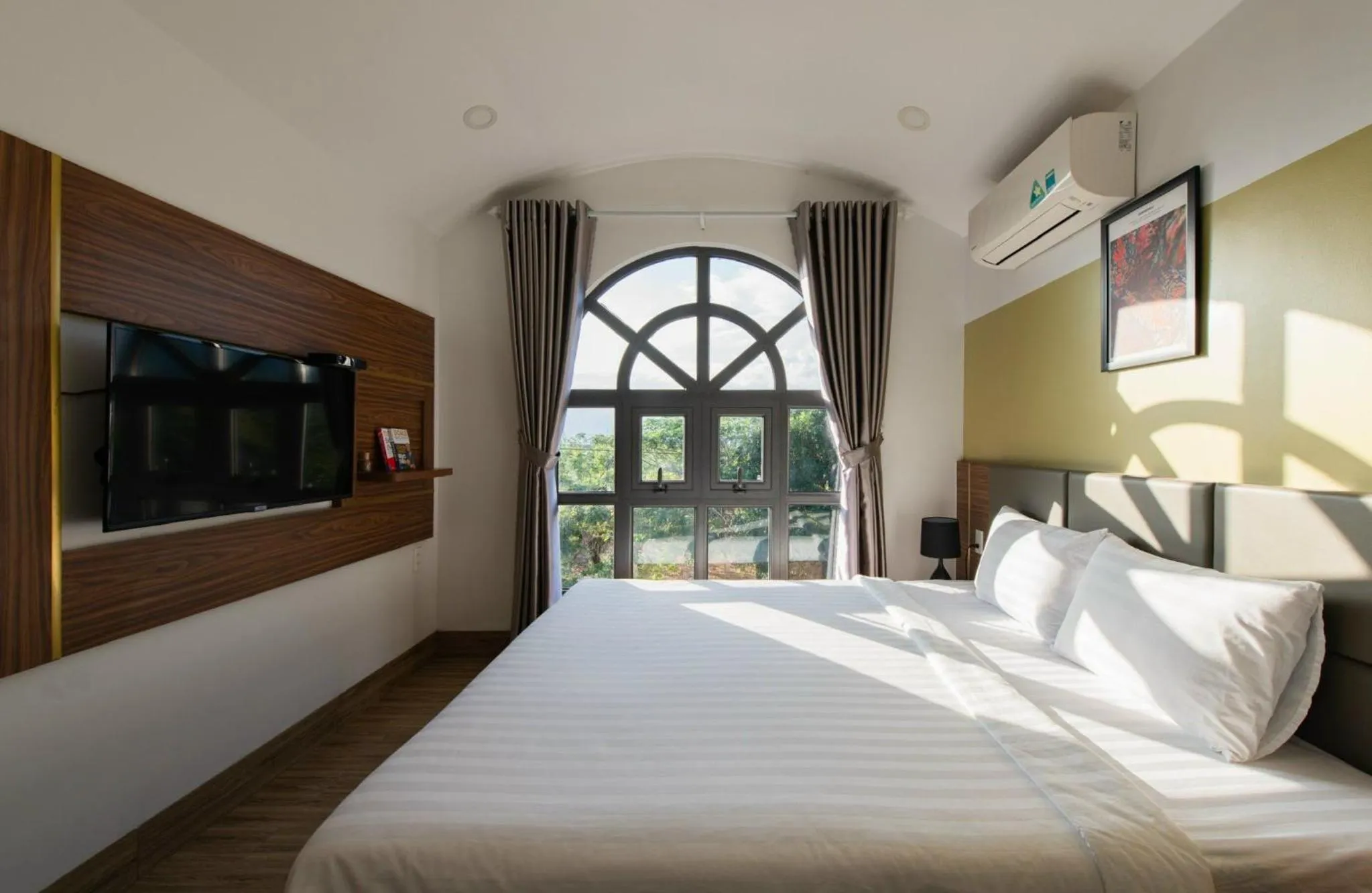 Bed in West Lake Hotel - Near Bai Dai Beach