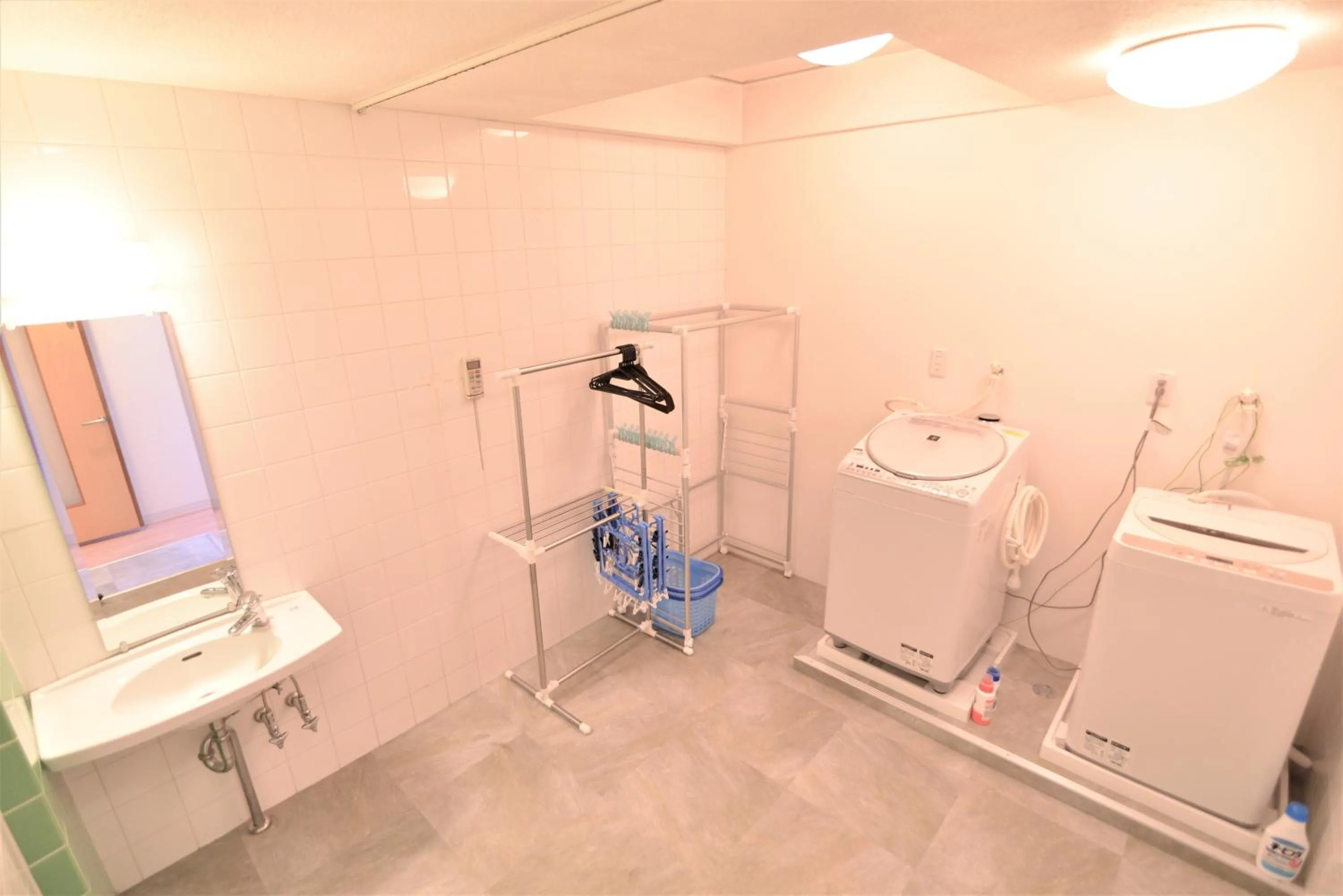 Communal lounge/ TV room in Syukur Ofuna