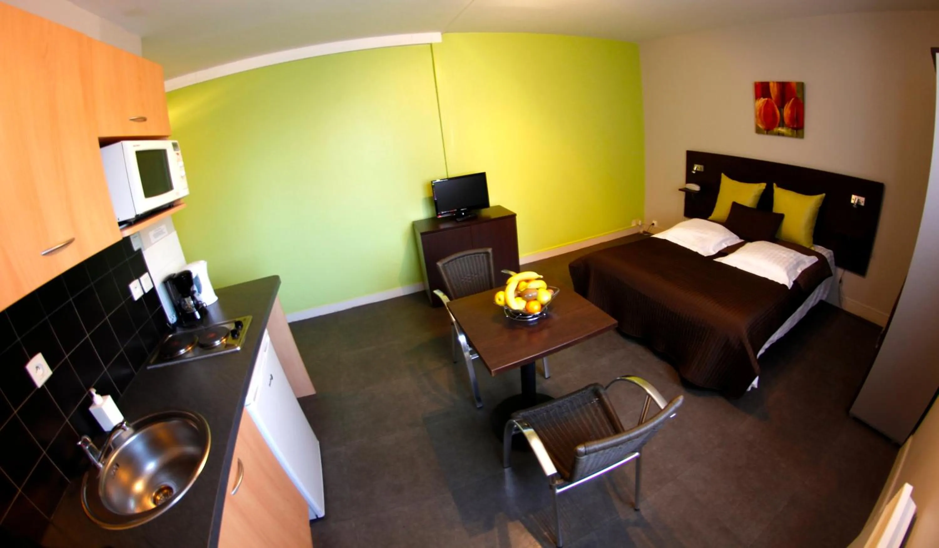 Photo of the whole room, Bed in Appart'hotel Les Palatines