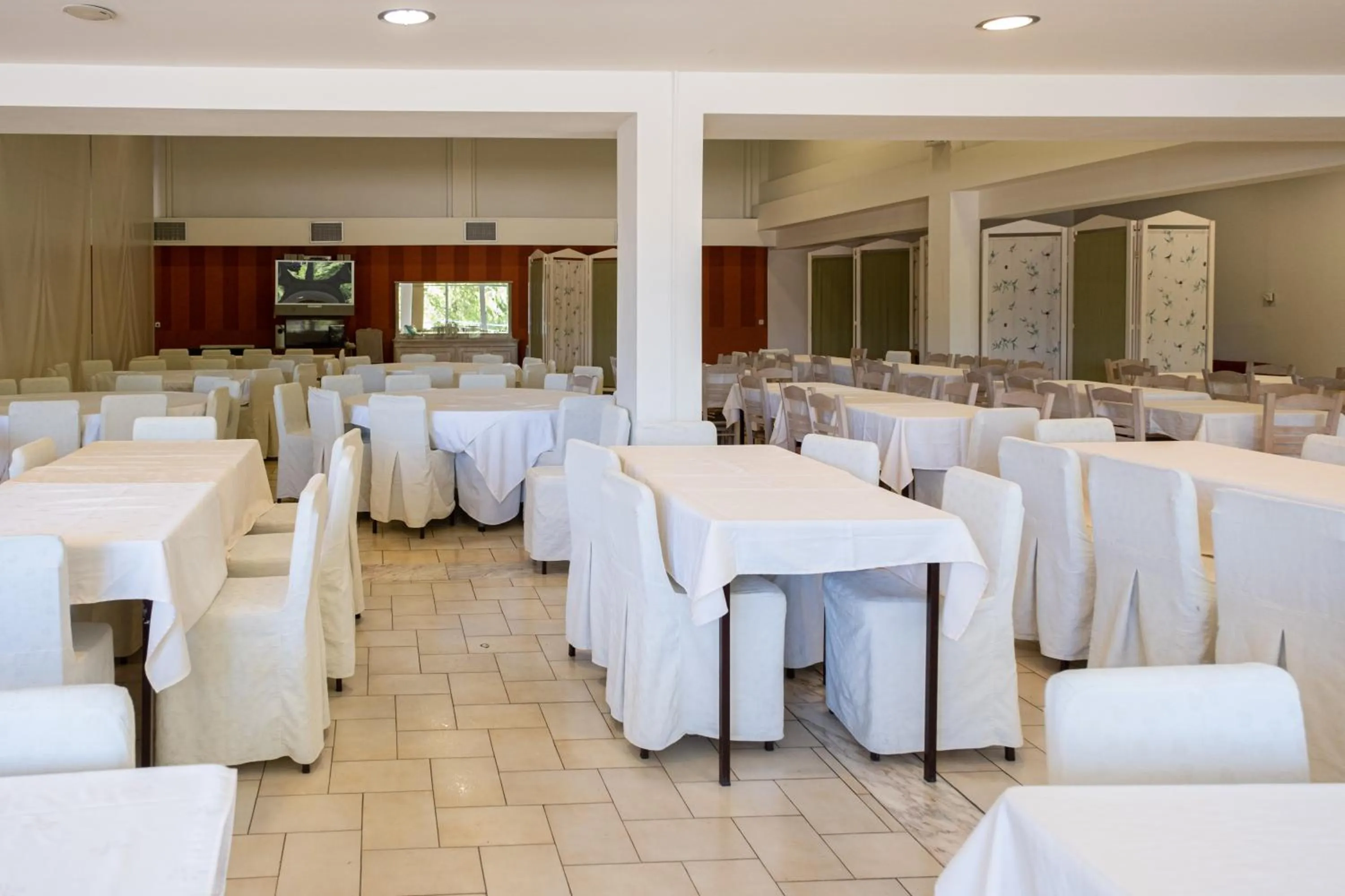 Restaurant/places to eat in Tsamadanis Hotel & Bungalows Friends Family