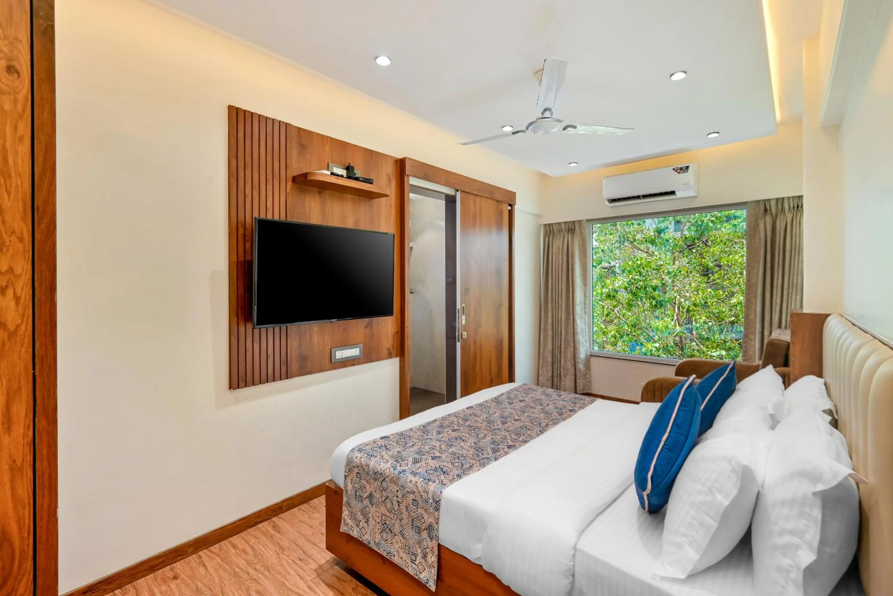 Communal lounge/ TV room, Bed in Hotel Kalpana Palace, Mumbai