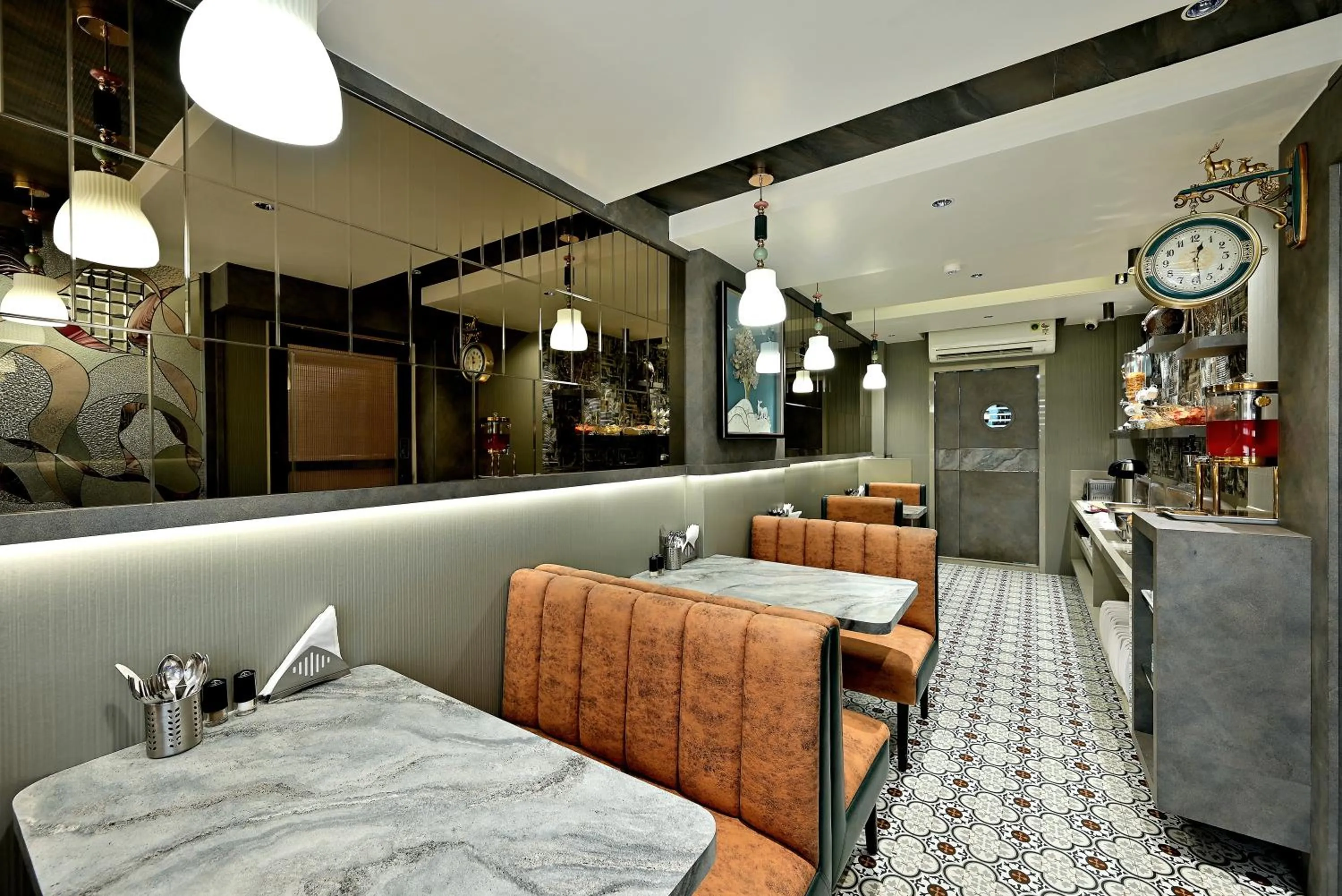 Restaurant/places to eat in Hotel Kalpana Palace, Mumbai