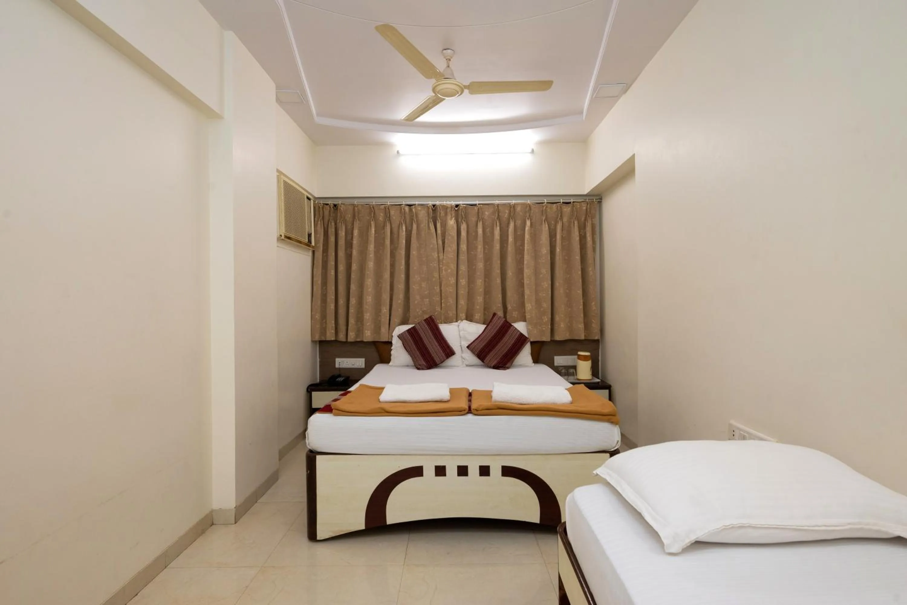 Bed in Hotel Kalpana Palace, Mumbai