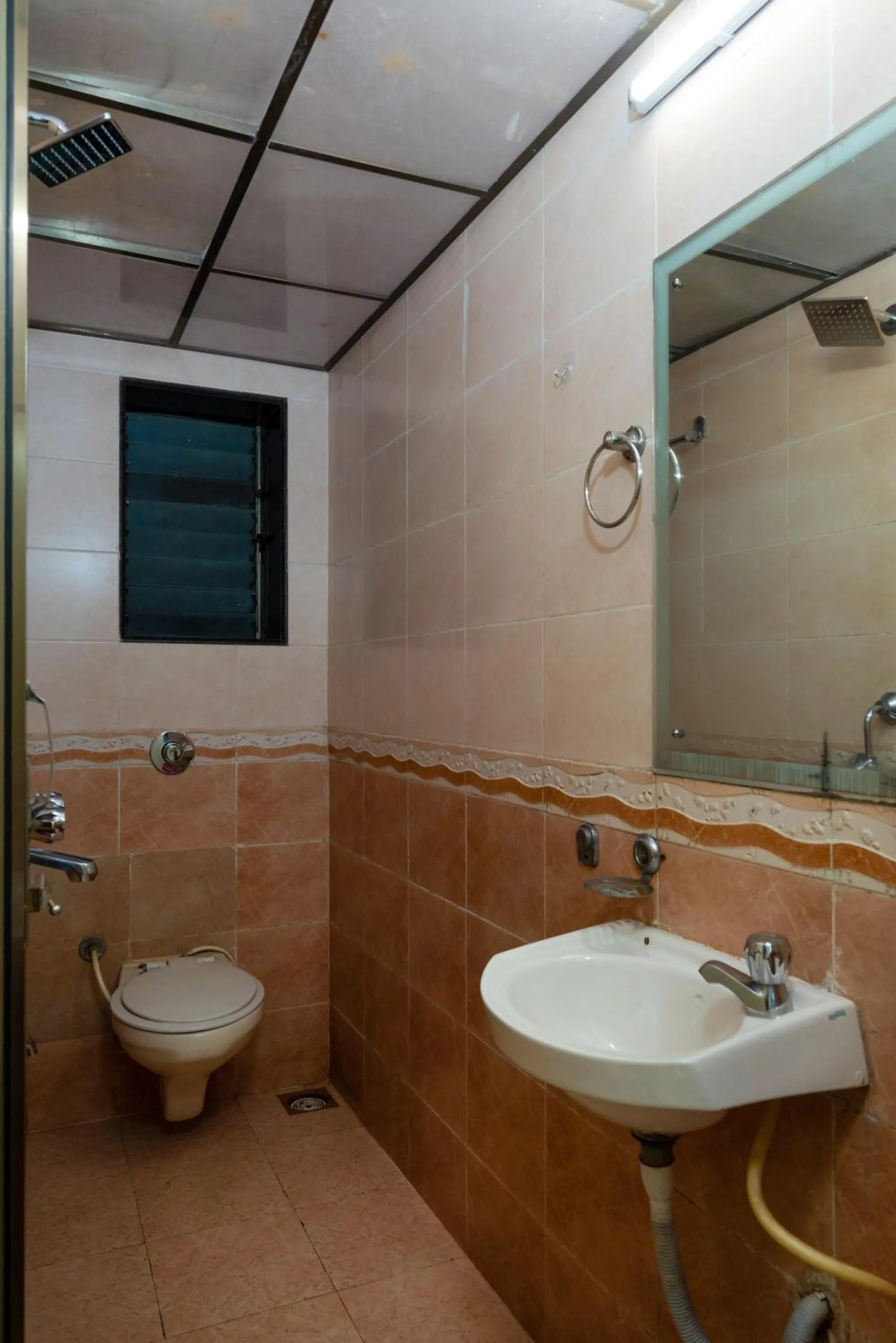 Shower in Hotel Kalpana Palace, Mumbai