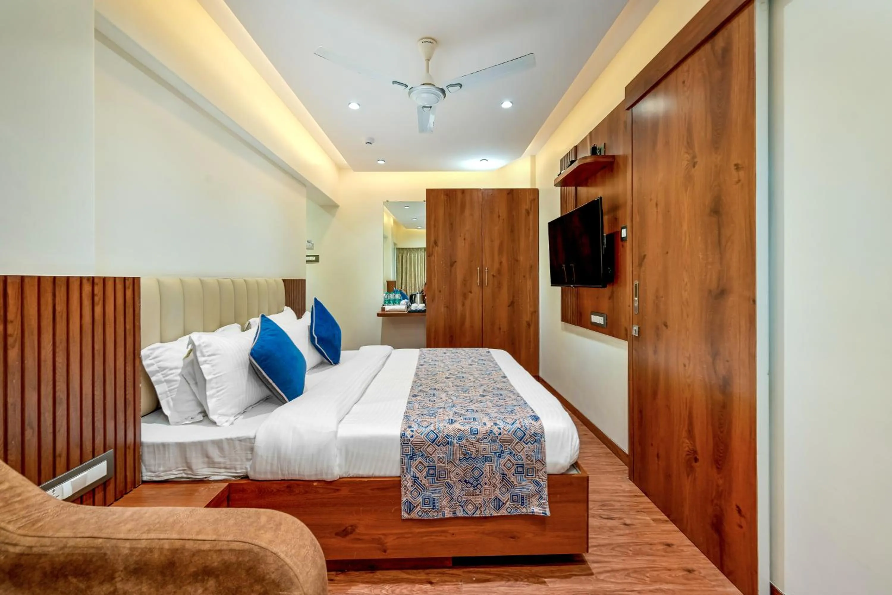 Communal lounge/ TV room, Bed in Hotel Kalpana Palace, Mumbai