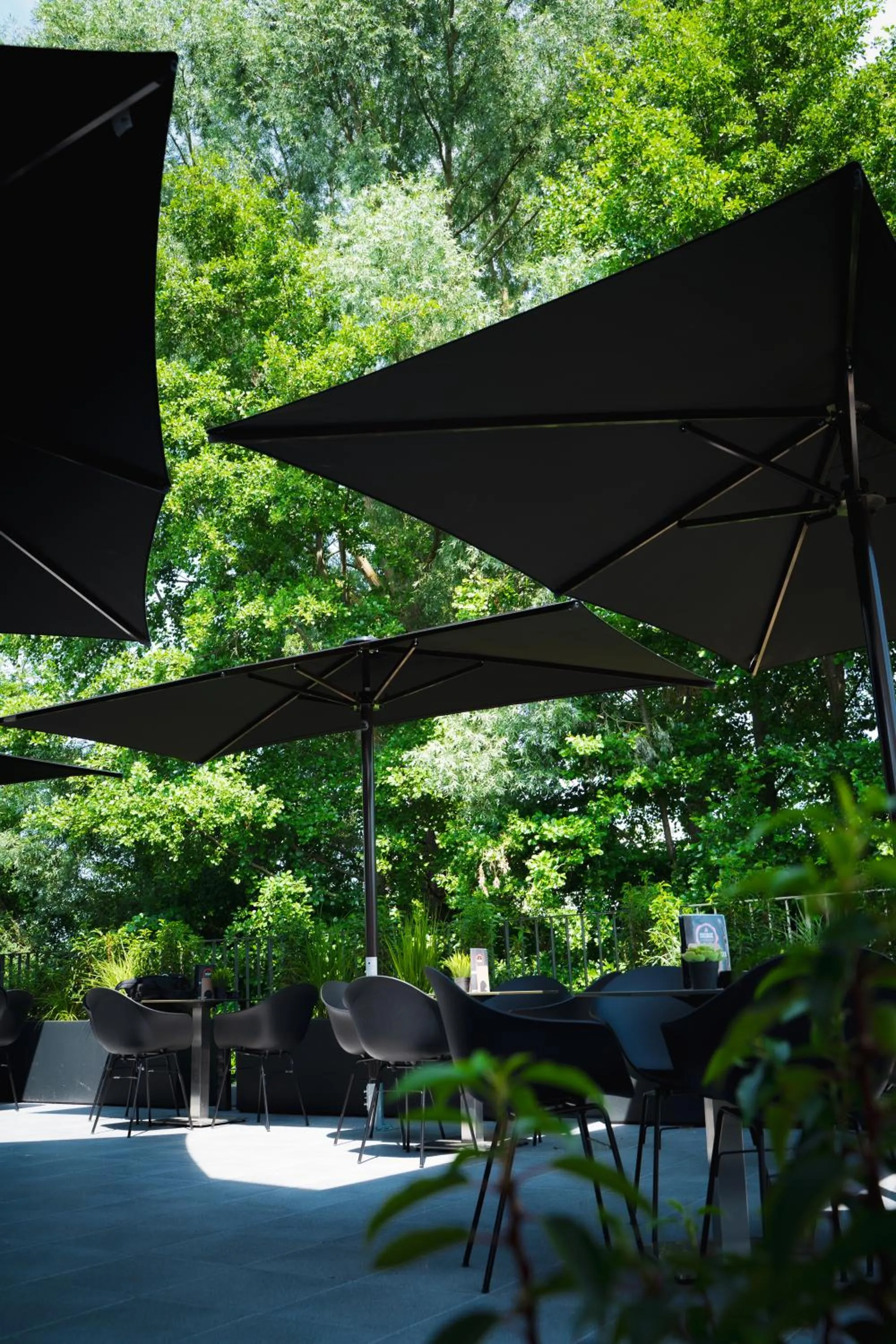 Restaurant/places to eat in Primetime Hotel