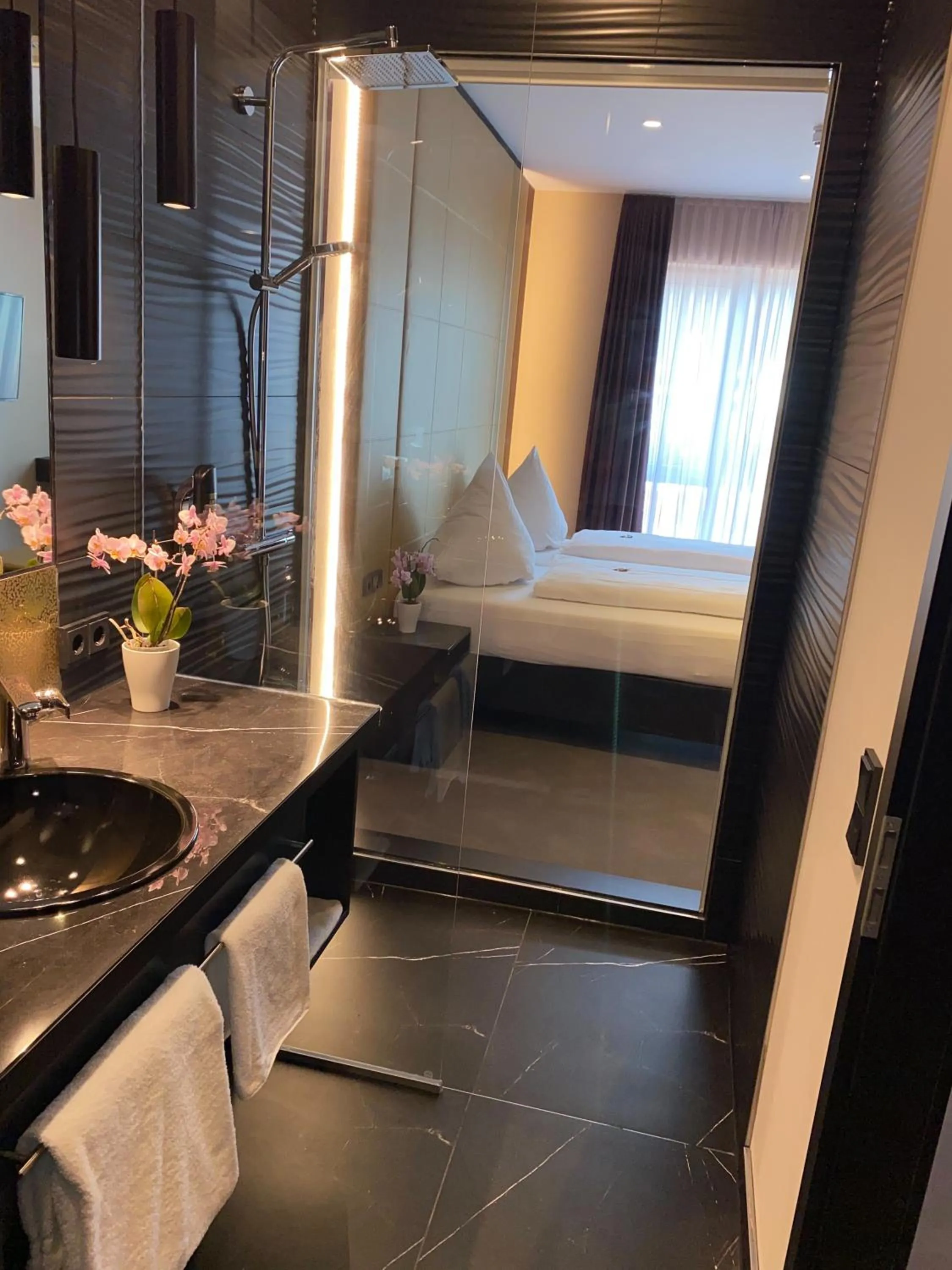 Bathroom, Bed in Primetime Hotel