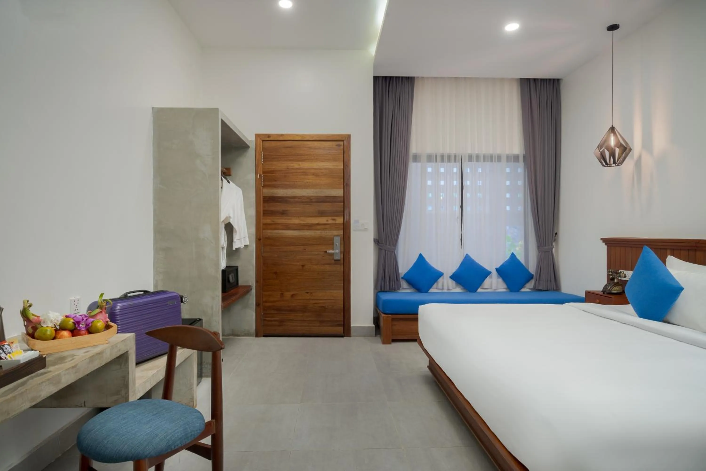 Seating area, Bed in Angkor Aurora