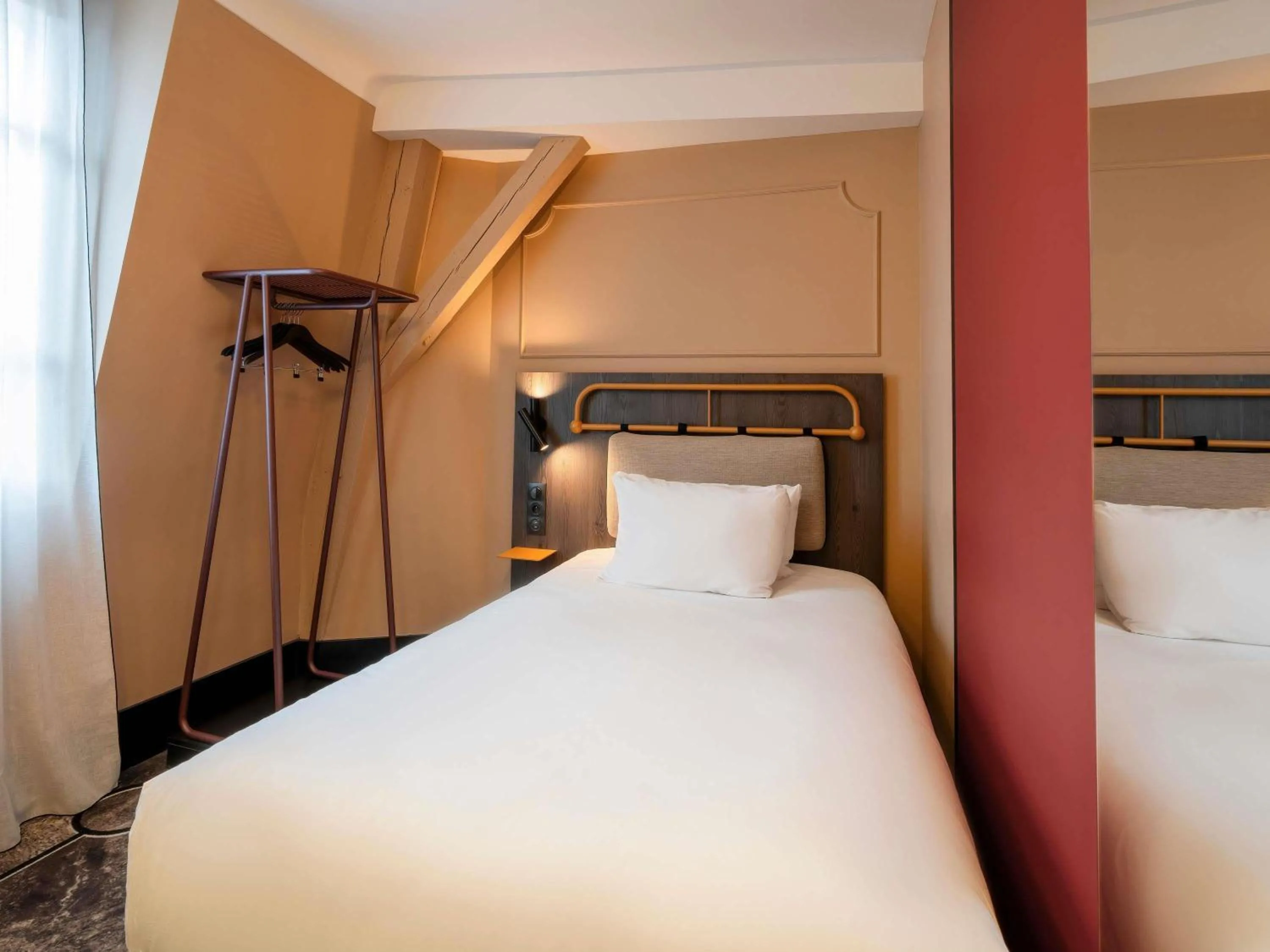 Bedroom, Bed in Grand Hotel des Brotteaux Lyon Ctre - Handwritten Collection