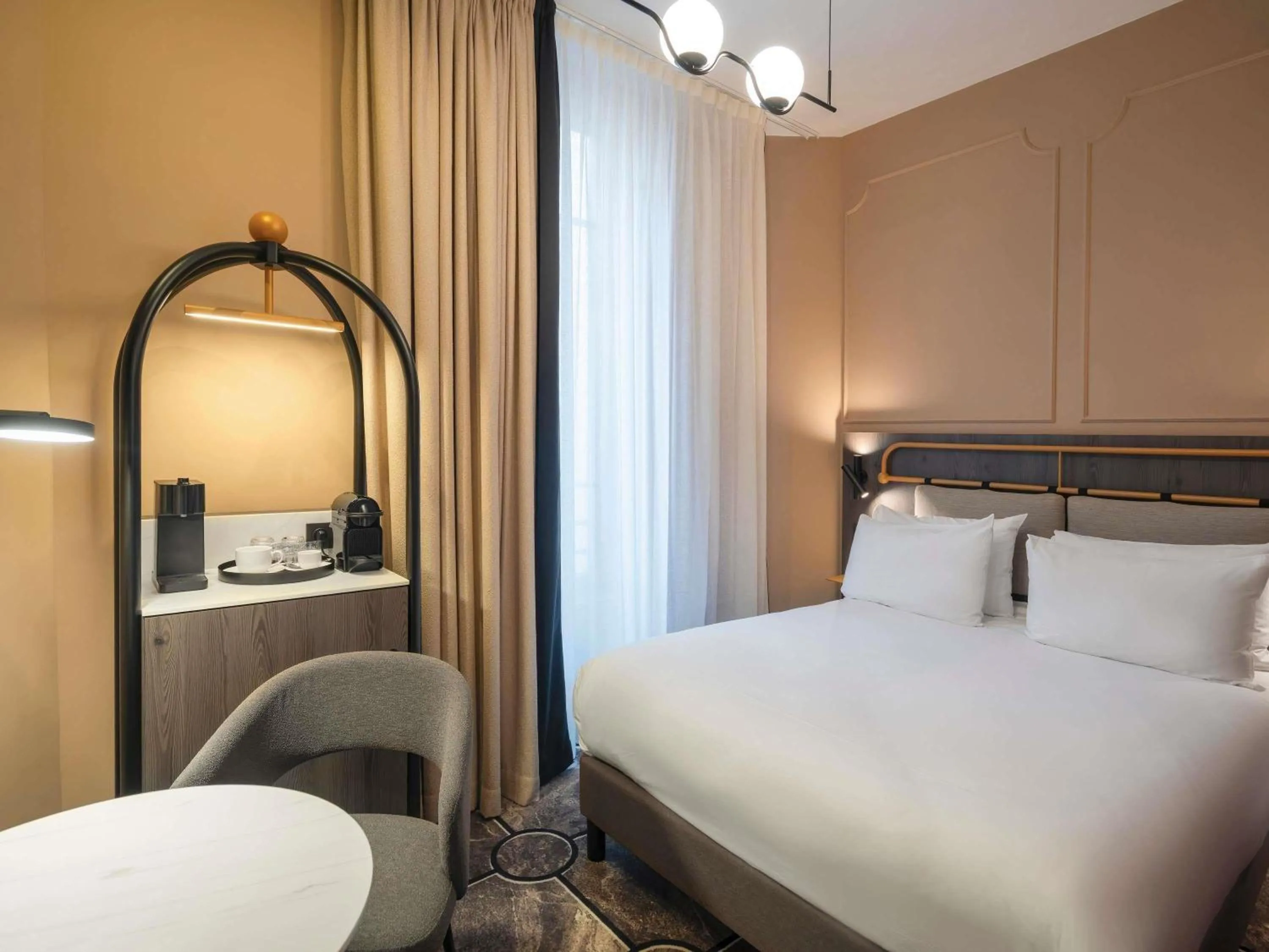 Bedroom, Bed in Grand Hotel des Brotteaux Lyon - Handwritten Collection