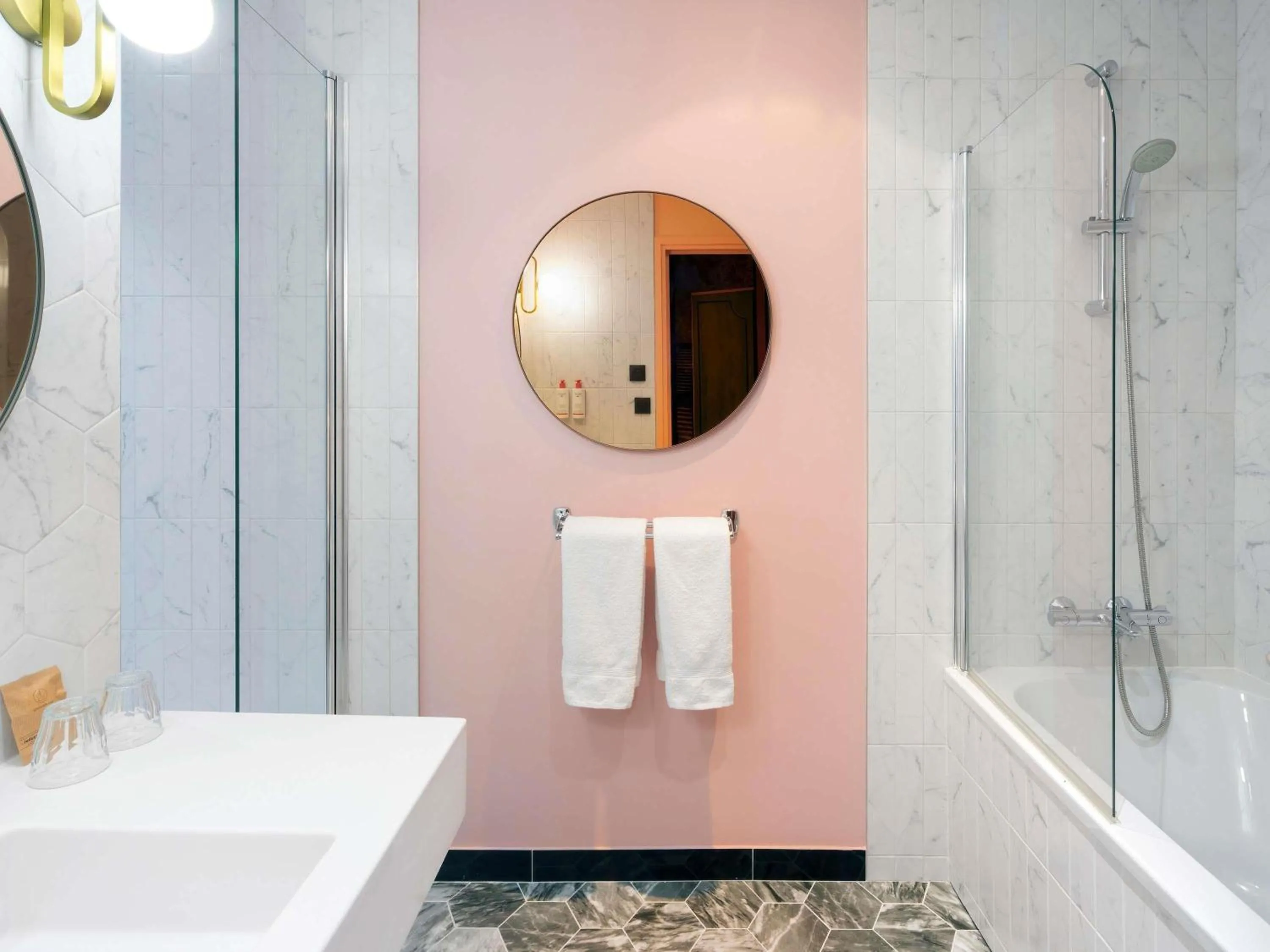 Bedroom in Grand Hotel des Brotteaux Lyon Ctre - Handwritten Collection