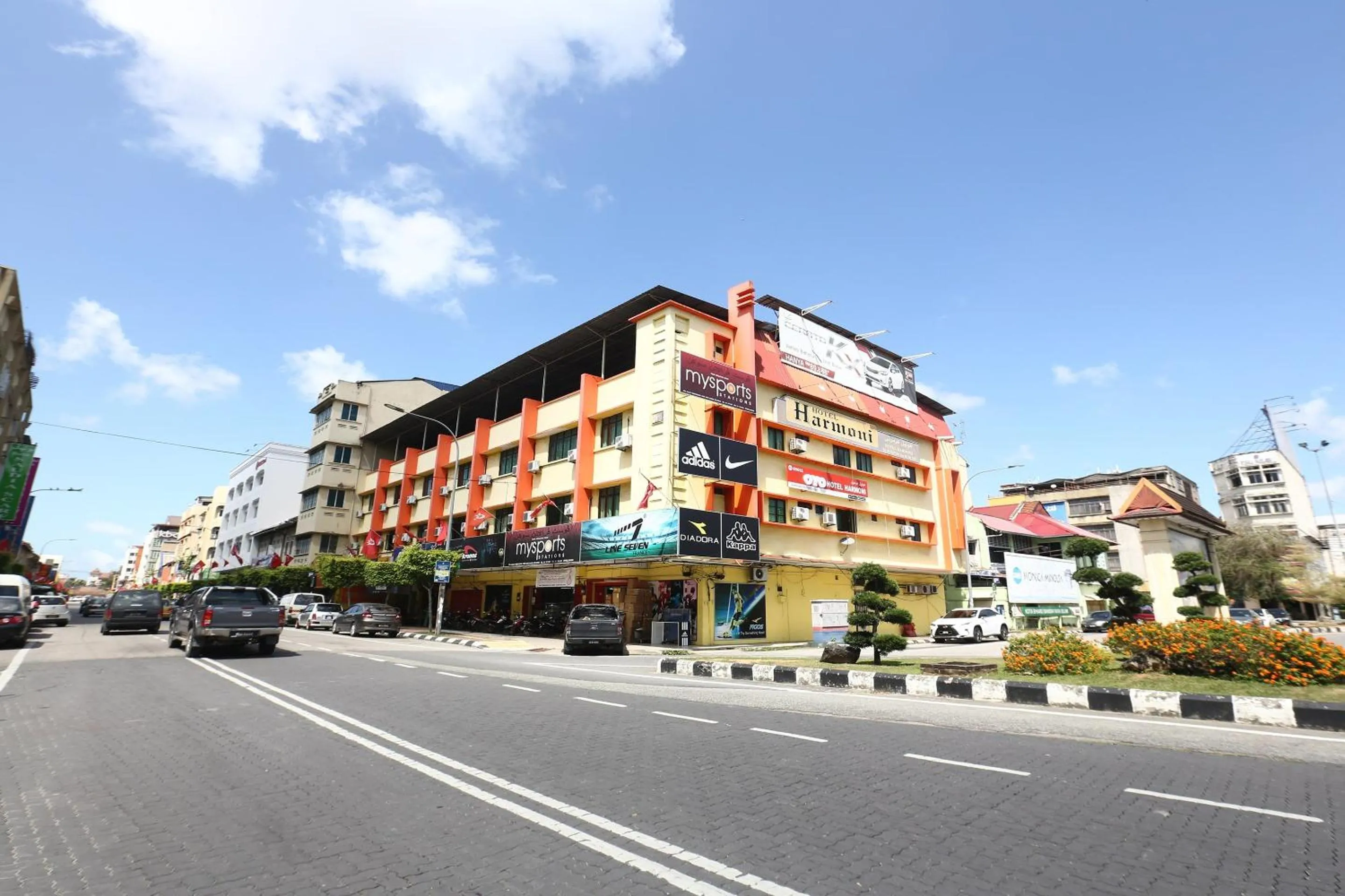 Facade/entrance in Hotel O Harmoni Hotel