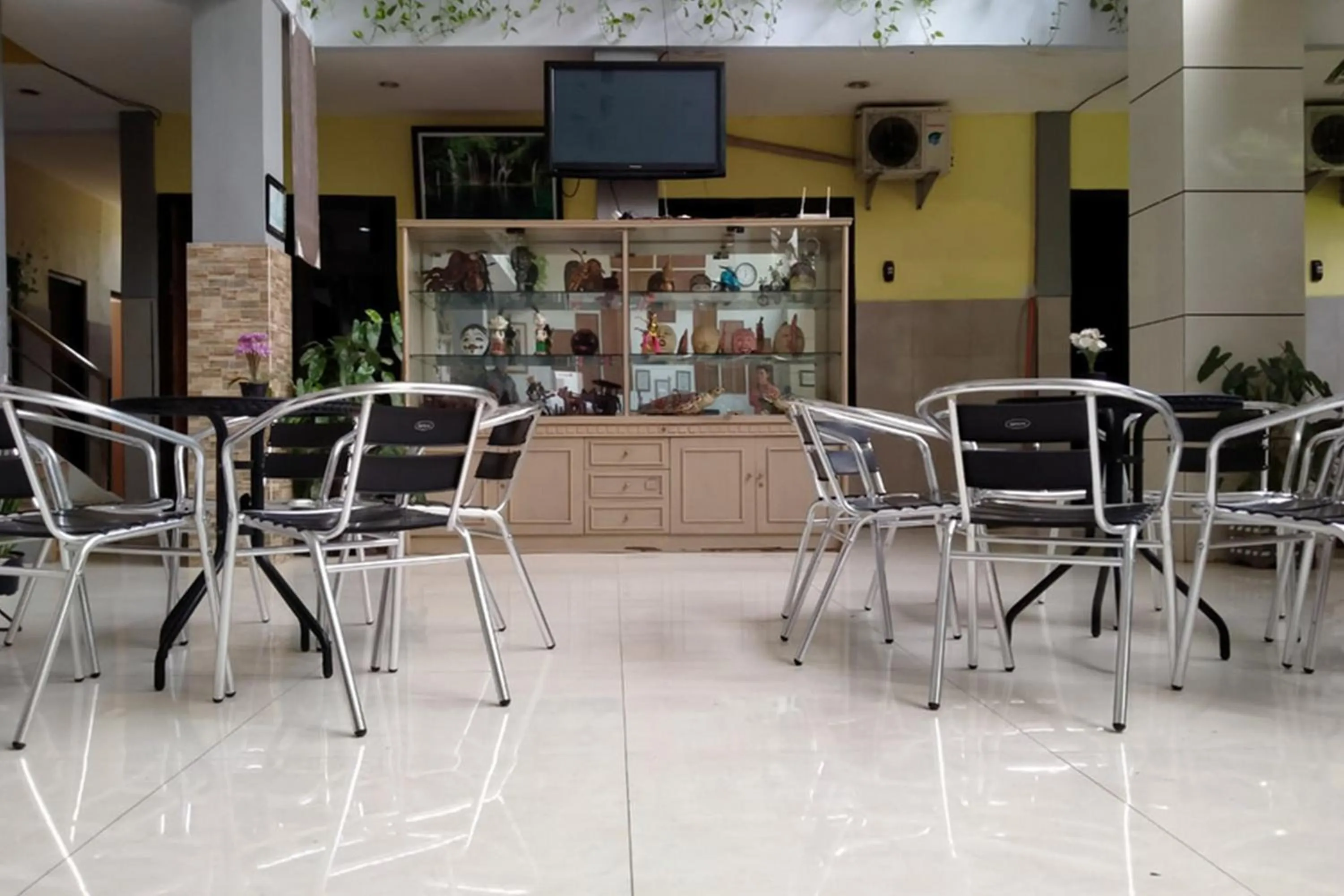 Lounge or bar in RedDoorz @ Hotel Surabaya Sumenep